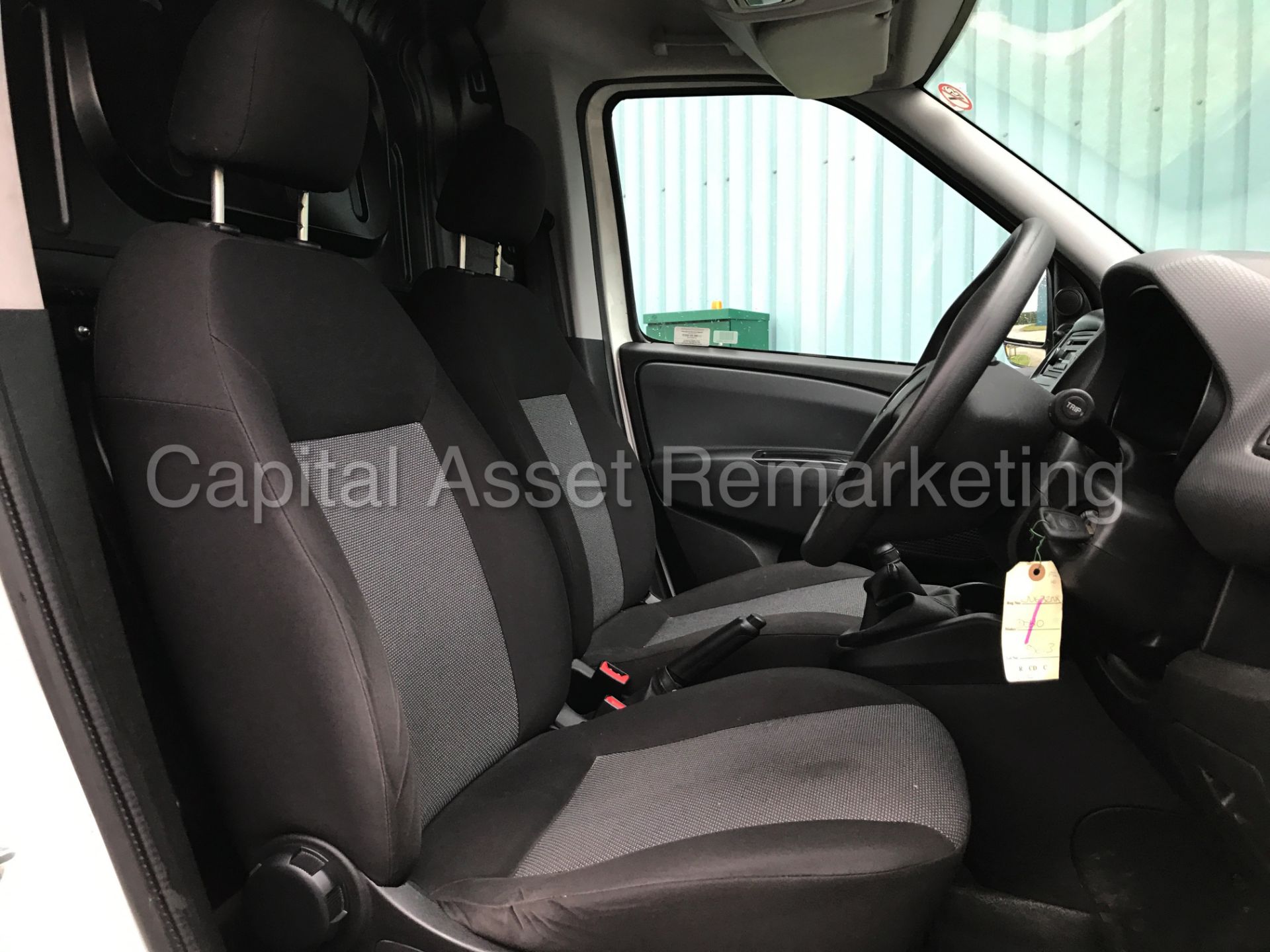 FIAT DOBLO 16V SWB (2014 MODEL) '1.3 MULTI-JET - DIESEL - 5 SPEED' (1 COMPANY OWNER) **LOW MILES** - Image 14 of 20