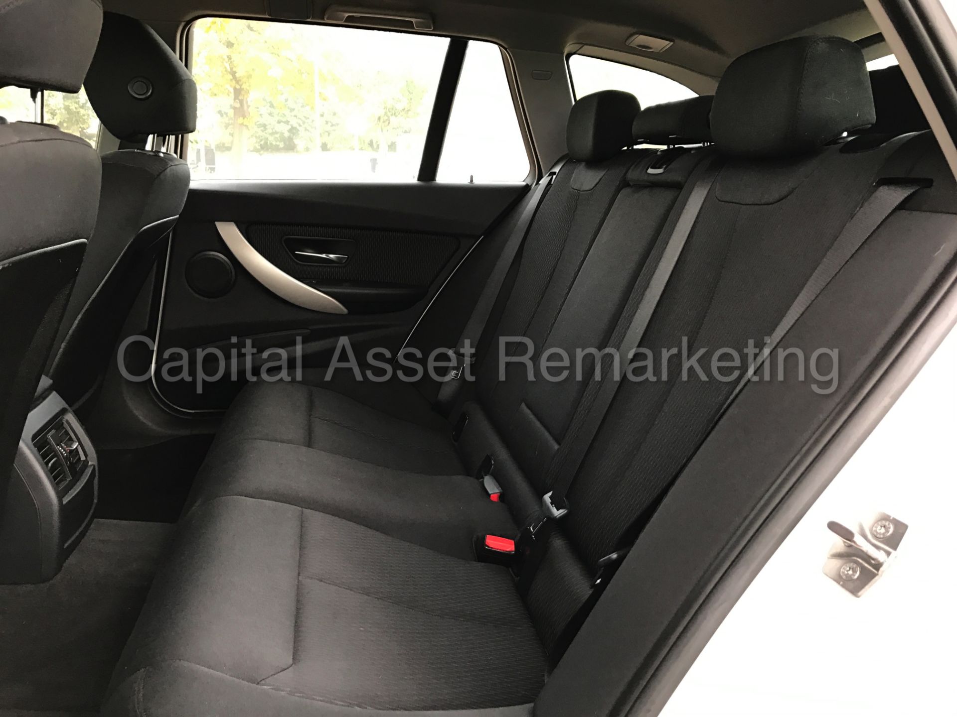 BMW 320d 'ESTATE / TOURING' (2014 MODEL) 8 SPEED AUTO - SAT NAV **FULLY LOADED** (1 OWNER FROM NEW) - Image 18 of 25