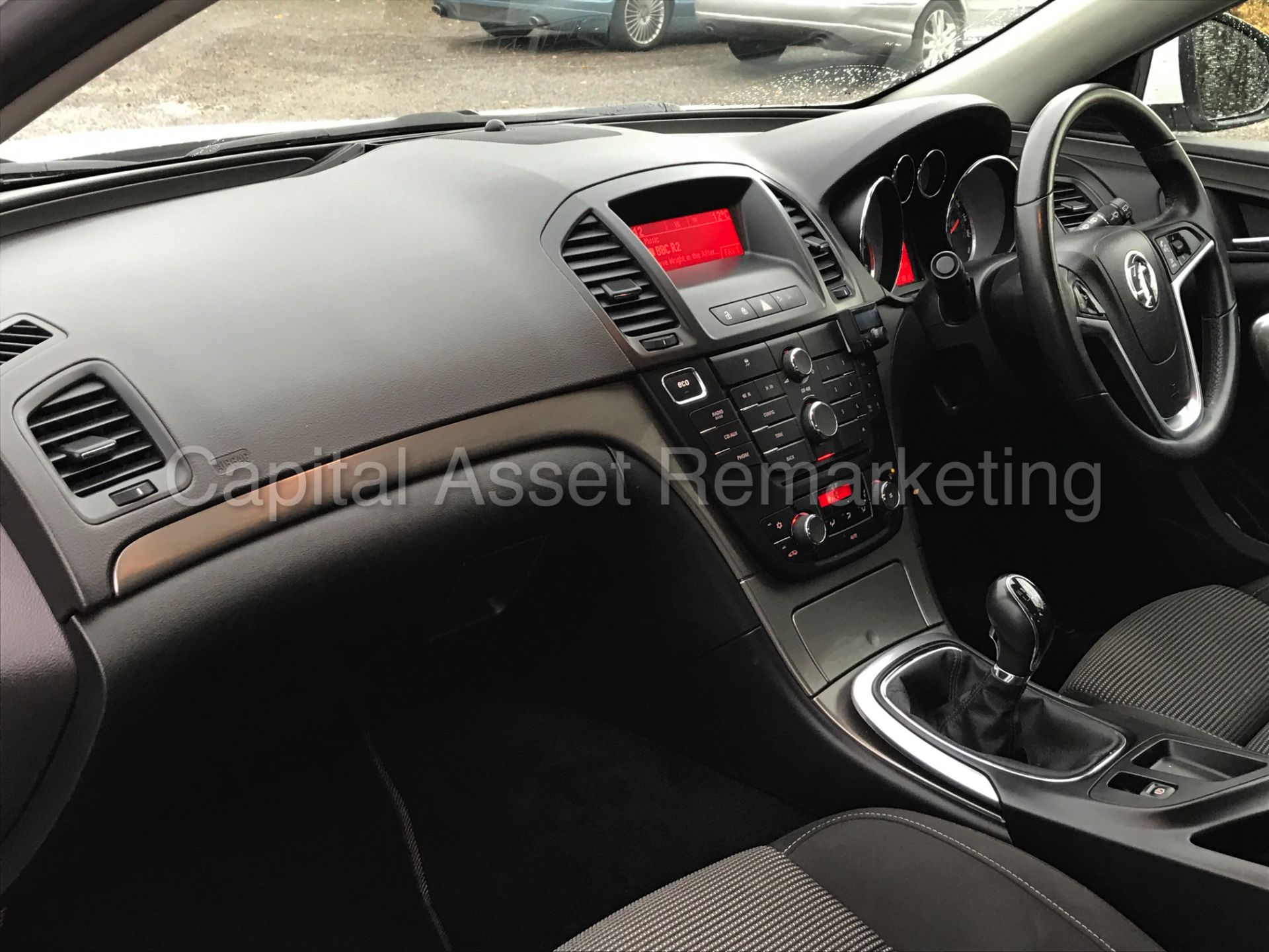 VAUXHALL INSIGNIA 'EXCLUSIVE' (2012) '2.0 CDTI - 6 SPEED - STOP/START - AIR CON' *1 FORMER KEEPER* - Image 16 of 26