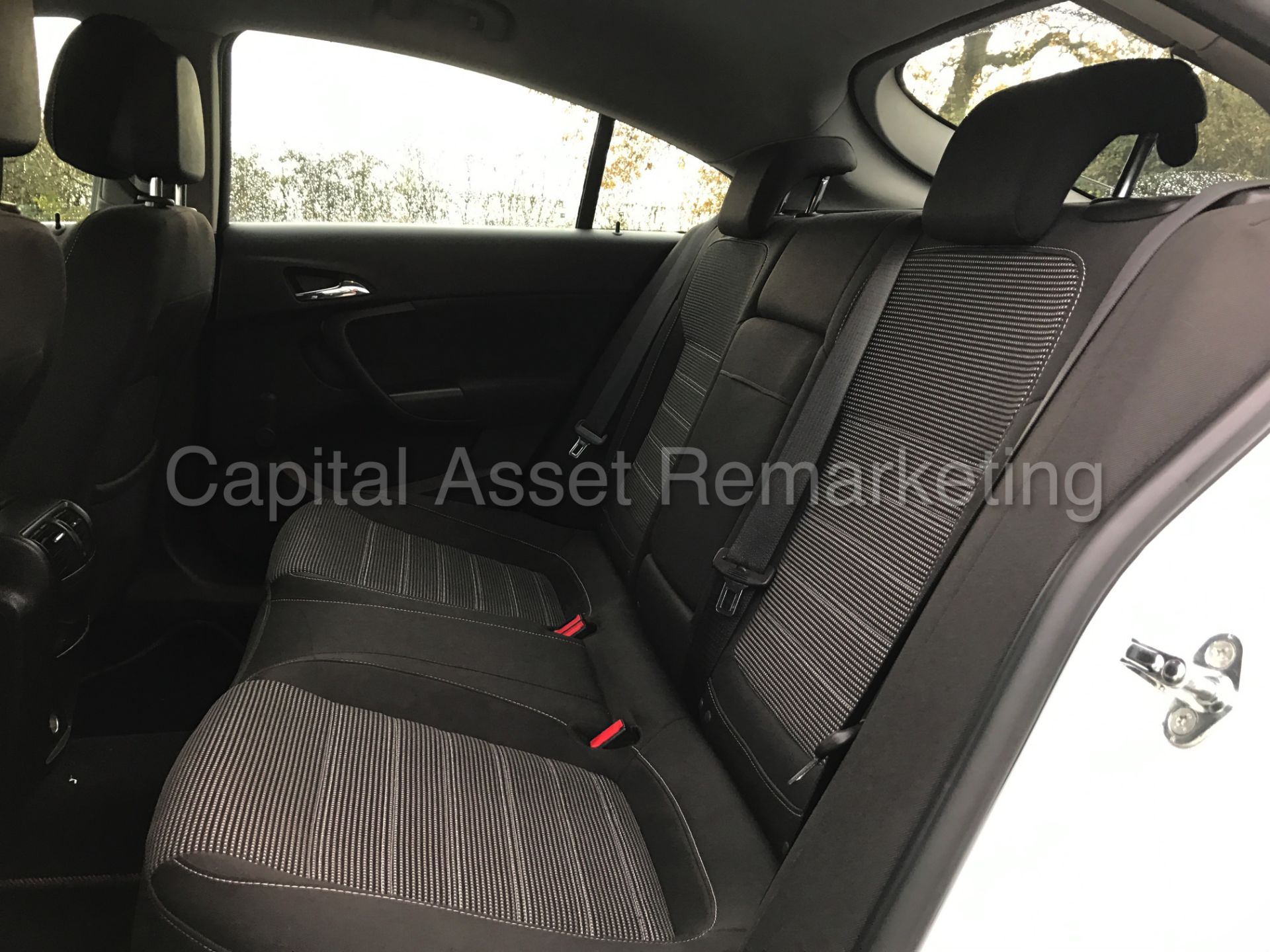 VAUXHALL INSIGNIA 'EXCLUSIVE' (2012) '2.0 CDTI - 6 SPEED - STOP/START - AIR CON' *1 FORMER KEEPER* - Image 18 of 26