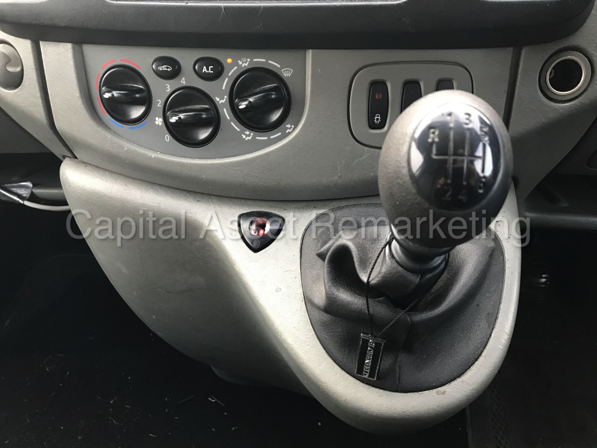 RENAULT TRAFIC LL29 DCI 115 (2010 MODEL) '2.0 DCI - 115 PS - 6 SPEED - LWB' **AIR CON** - Image 11 of 20