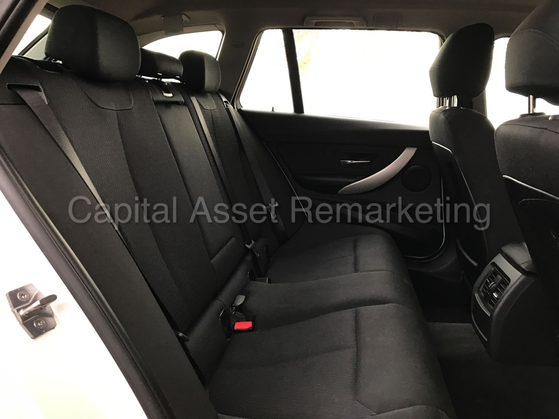 BMW 320d 'ESTATE / TOURING' (2014 MODEL) 8 SPEED AUTO - SAT NAV **FULLY LOADED** (1 OWNER FROM NEW) - Image 15 of 25
