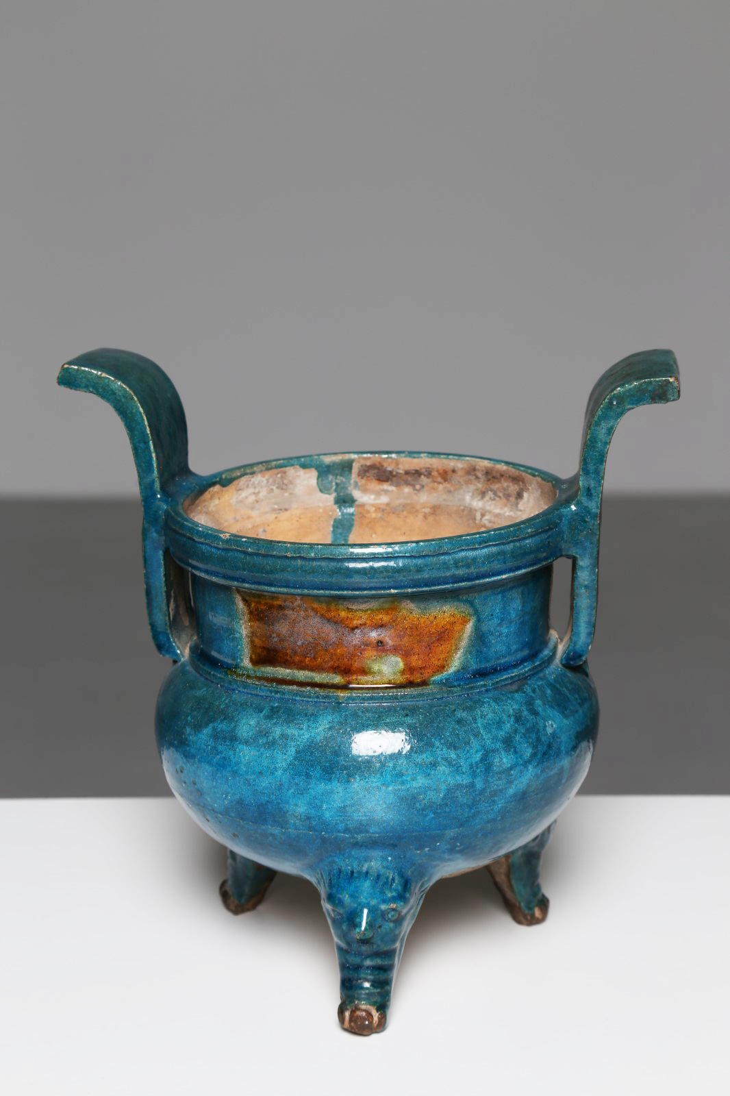 Arte Cinese Vaso Ding tripode invetriato di blu Cina, dinastia Ming. . Cm 27,00. Vaso di tipica - Image 2 of 3