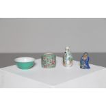 Arte Cinese Quattro oggetti in porcellana Cina, XIX - XX secolo. -. . Un lavapennelli in porcellana