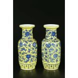 Arte Cinese Coppia di vasi in porcellana smaltata con fiori blu su fondo giallo  Cina, XIX