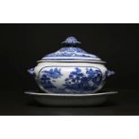 Arte Cinese Imponente zuppiera in porcellana bianco/blu con raffigurazione di paesaggio Cina,