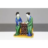 Arte Cinese Gruppo in porcellana raffigurante due donne  Cina, dinastia Qing, XIX secolo . -. Cm