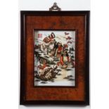 Arte Cinese Placca in porcellana dipinta entro cornice in radica Cina, XX secolo. . Cm 36,00 x 49,