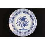 Arte Cinese Vassoio in porcellana Bianco/Blu in stile Yongle Cina. . Cm 36,50 x 5,00. Decorato con