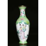 Arte Cinese Vaso smaltato  Cina, dinastia Qing, fine XIX secolo. -. Cm 32,00. Sul fondo verde