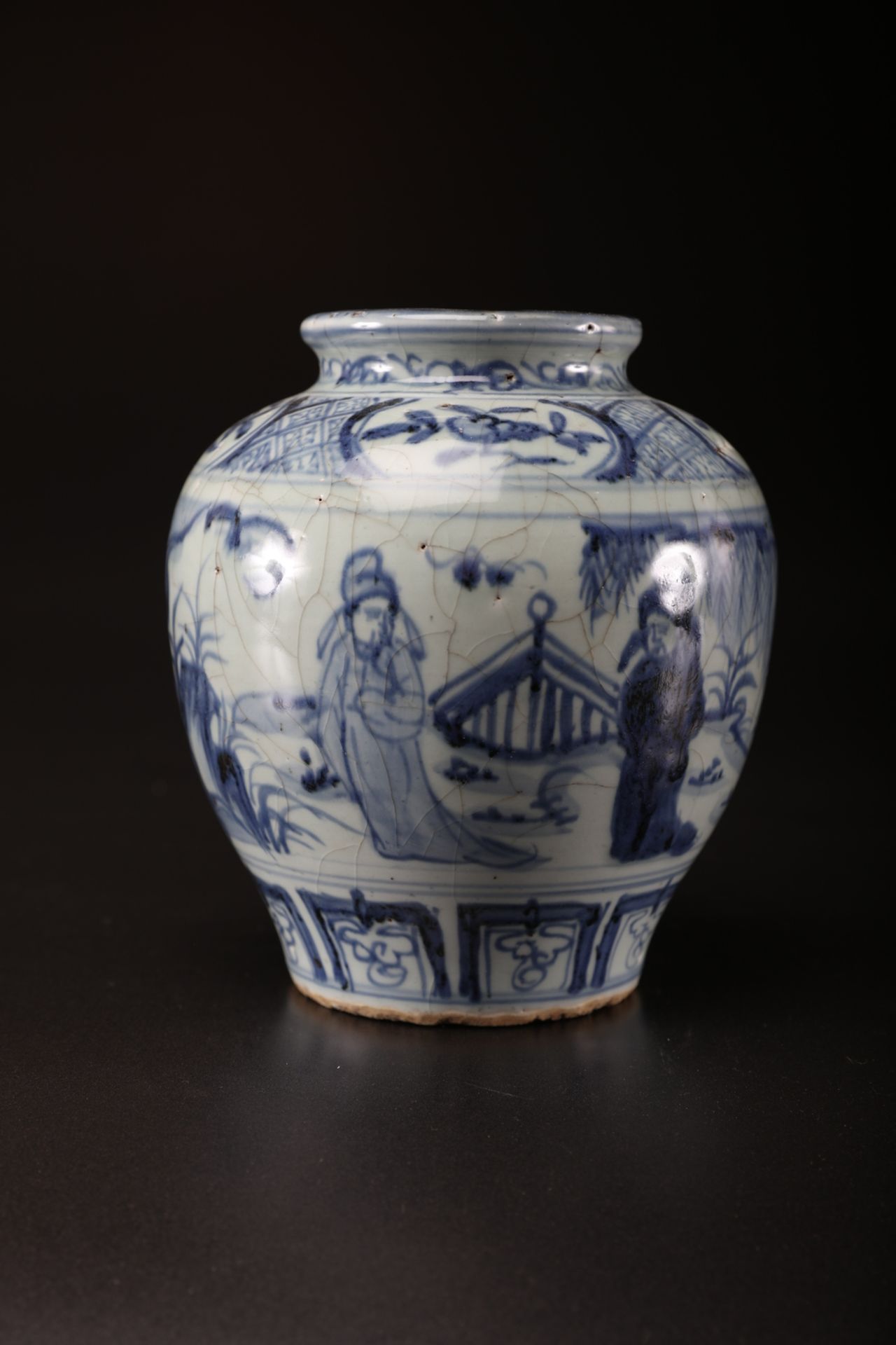 Arte Cinese . A blue and white pottery glazed vase painted with characters in landscape and