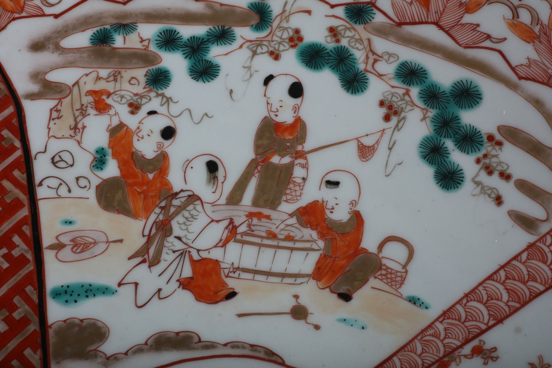 Arte Giapponese. A very large Kutani pottery dish enamelled and gilted with ladies, children, - Bild 6 aus 7