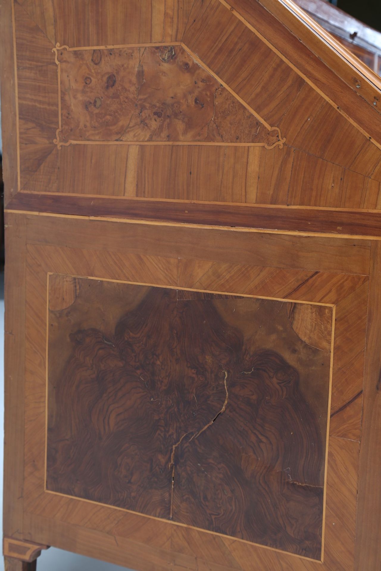 MANIFATTURA ITALIANA DEL XVIII SECOLO Ribalta lombarda in legno e radica noce, fine XVIII secolo a - Bild 5 aus 6