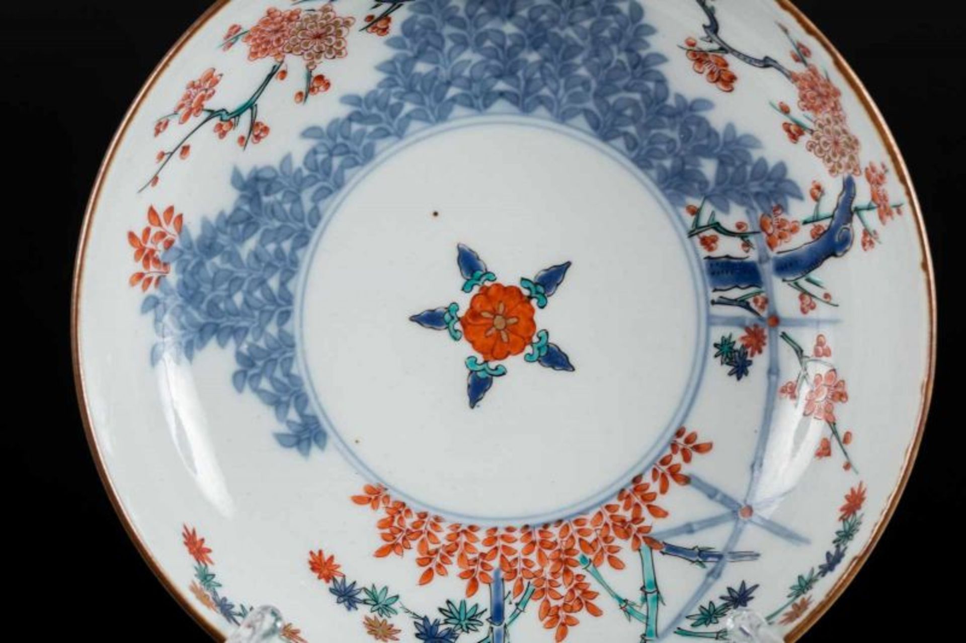 A Kakiemon porcelain dish painted with floral motif and bearing a circle mark at the base Japan, - Bild 2 aus 3