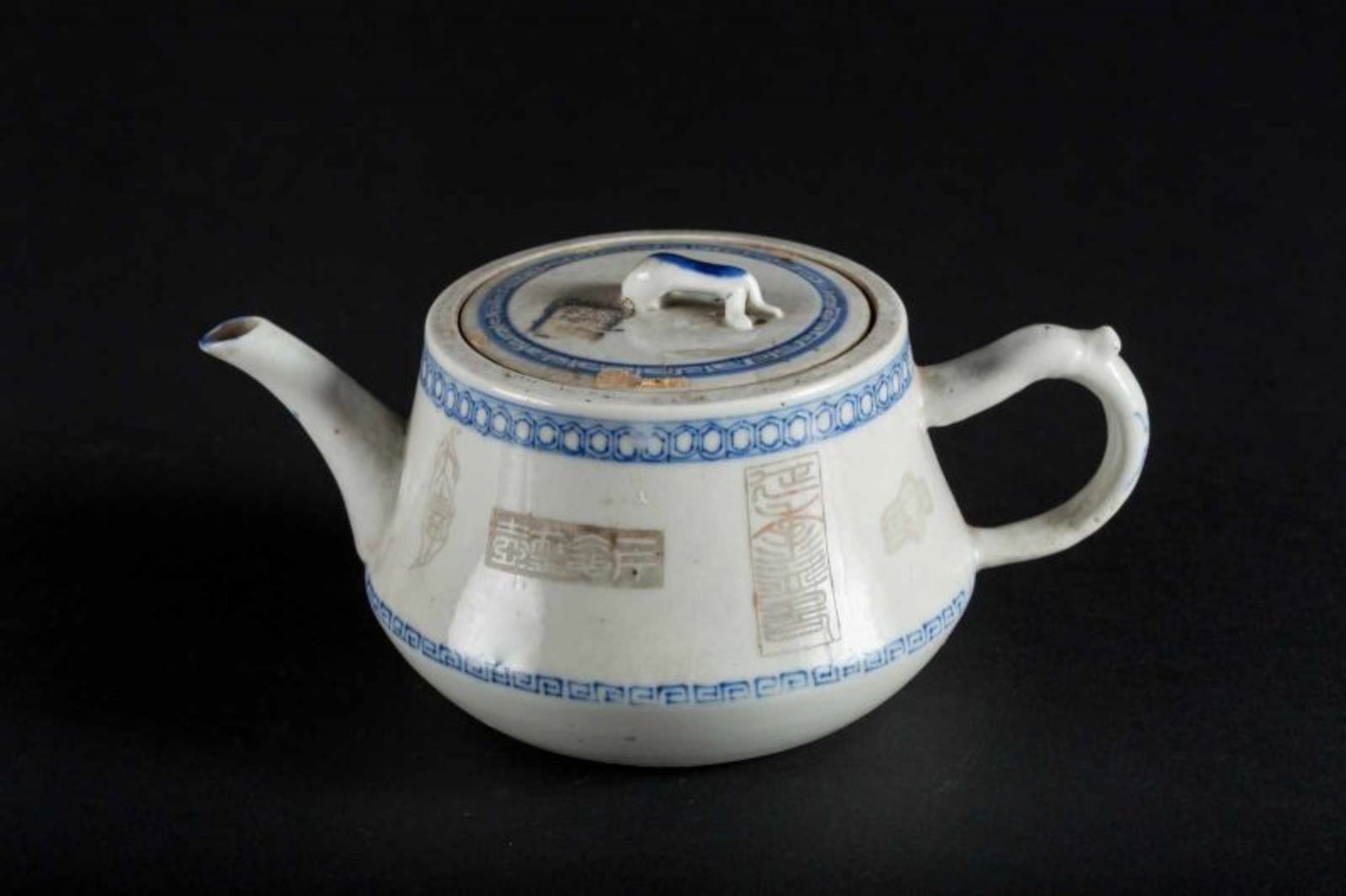 A blue and white porcelain teapot and cover decorated with iron red underglaze stamps and a - Bild 3 aus 5