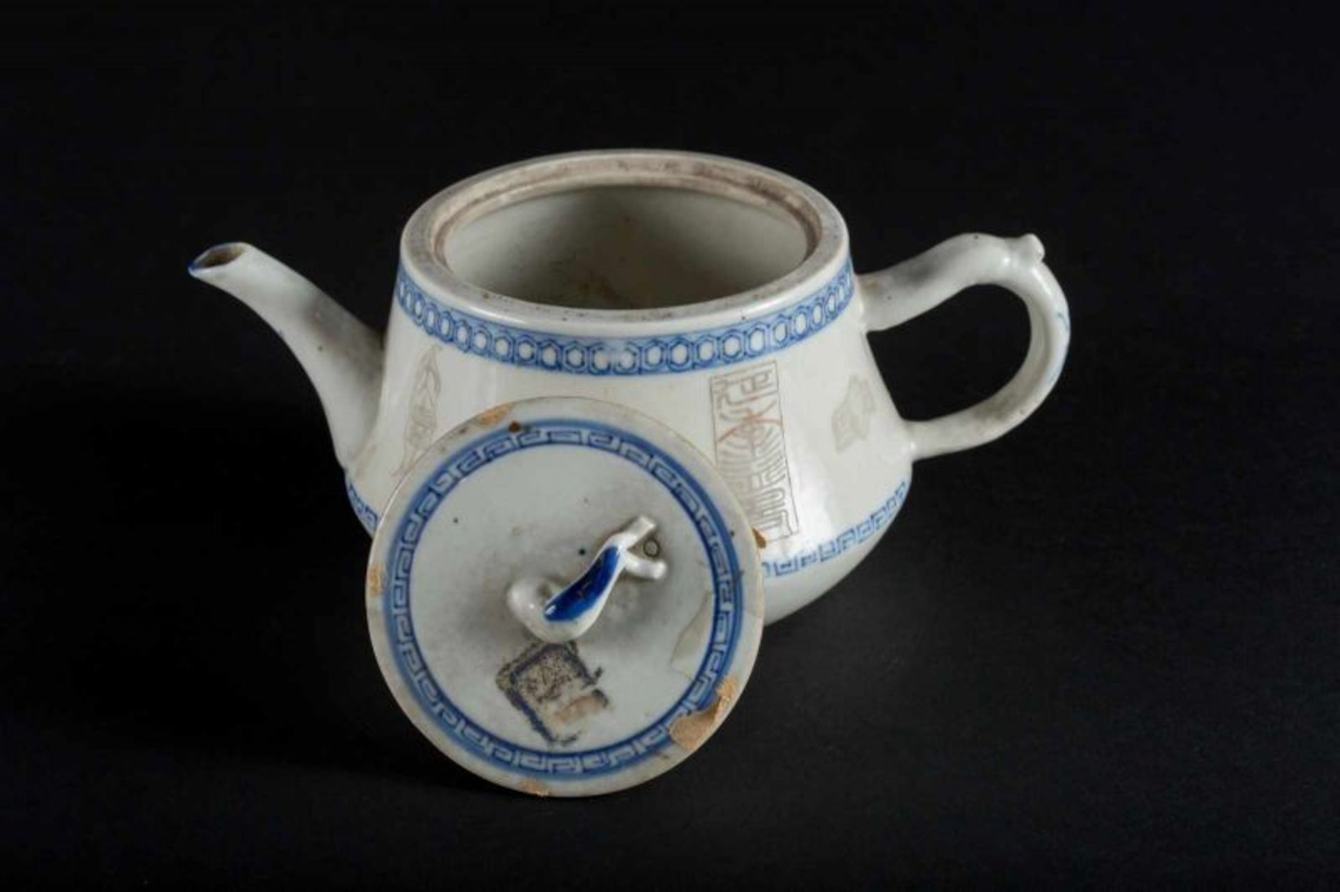 A blue and white porcelain teapot and cover decorated with iron red underglaze stamps and a - Bild 4 aus 5