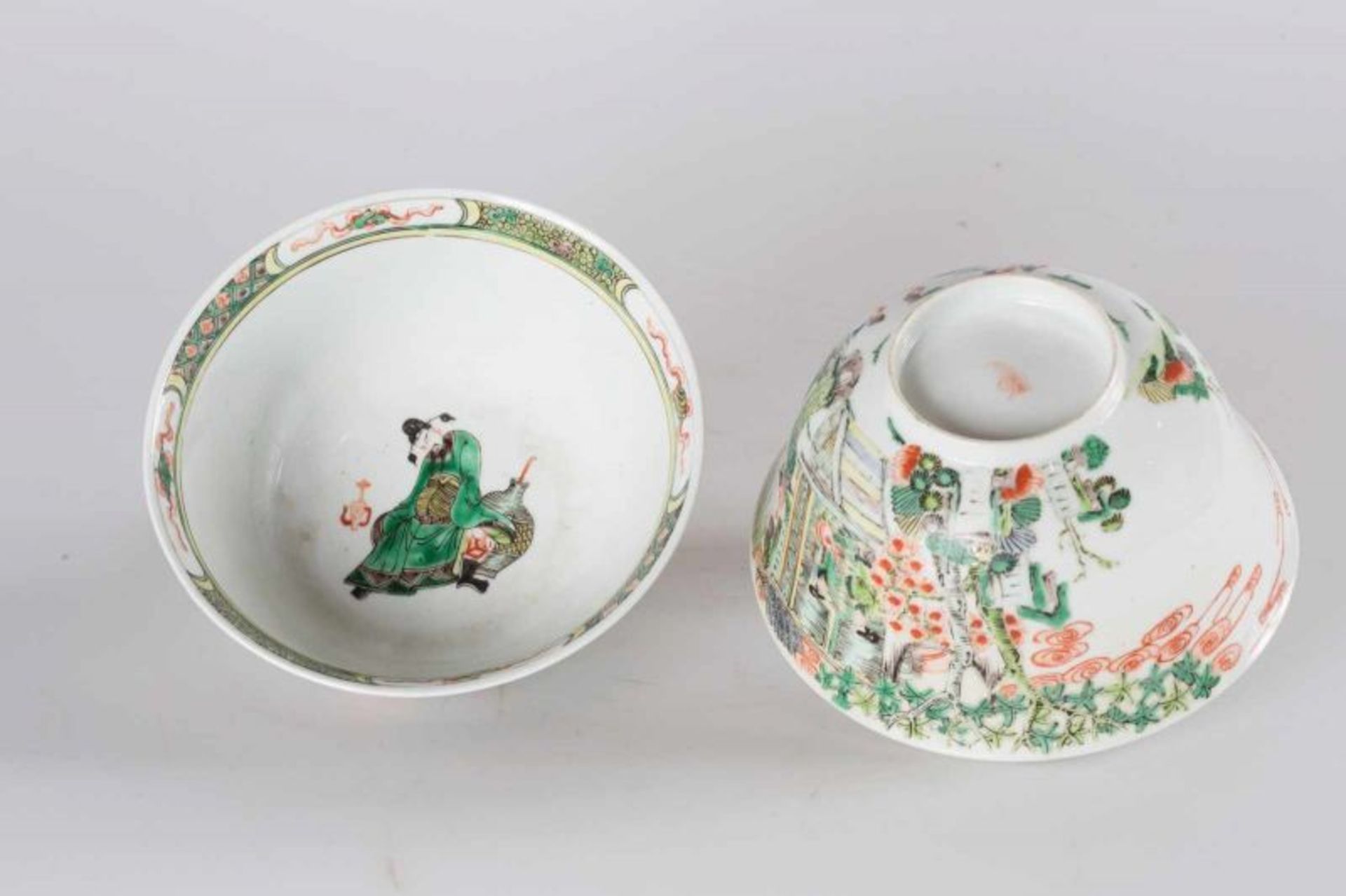 A pair of porcelain famille verte cups painted with ladies in the garden and bearing a red - Bild 2 aus 4