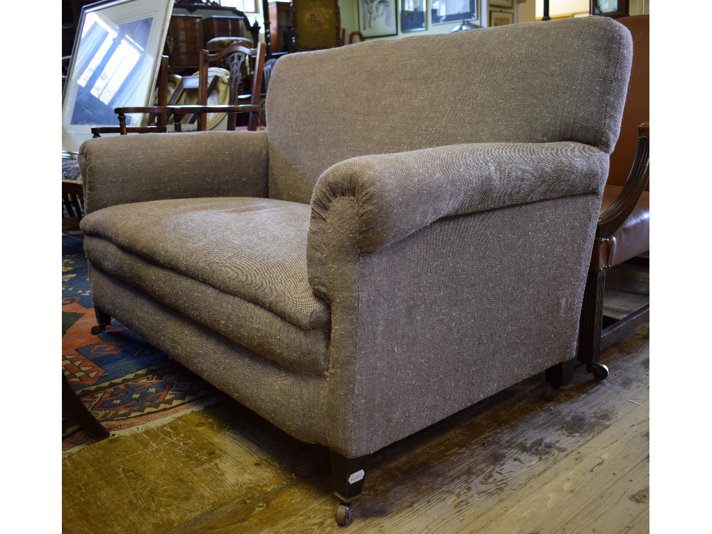 An upholstered two seater settee, 138 cm