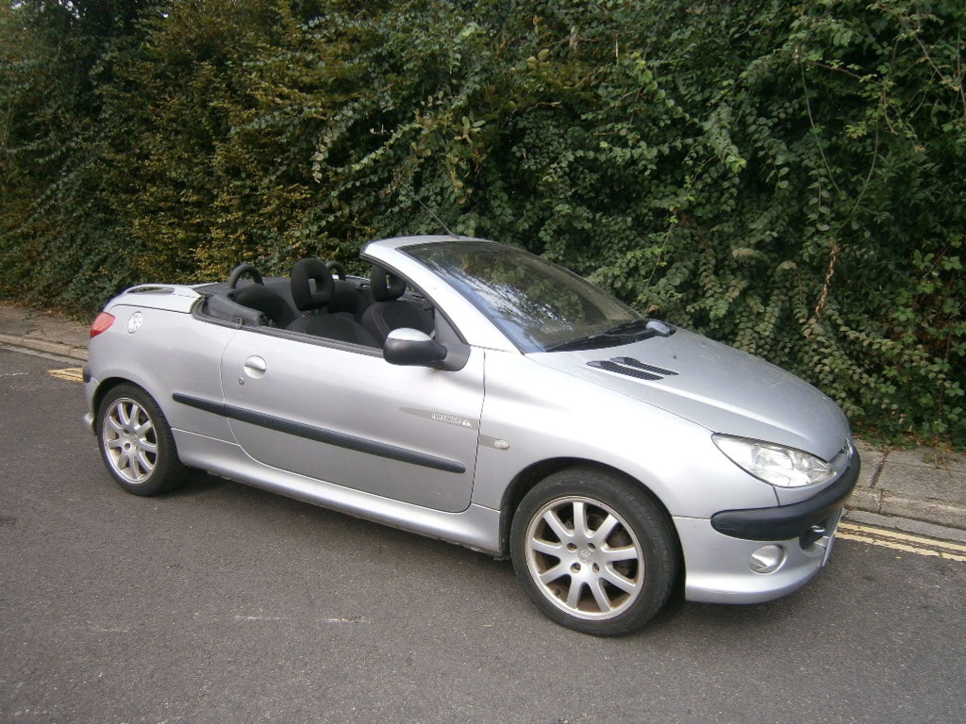 EXTRA LOT: A 2001 Peugeot 206 CC limited edition Quiksilver, registration number Y47 JBO, silver.