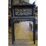 A pen work style stand, decorated flowers and foliage,