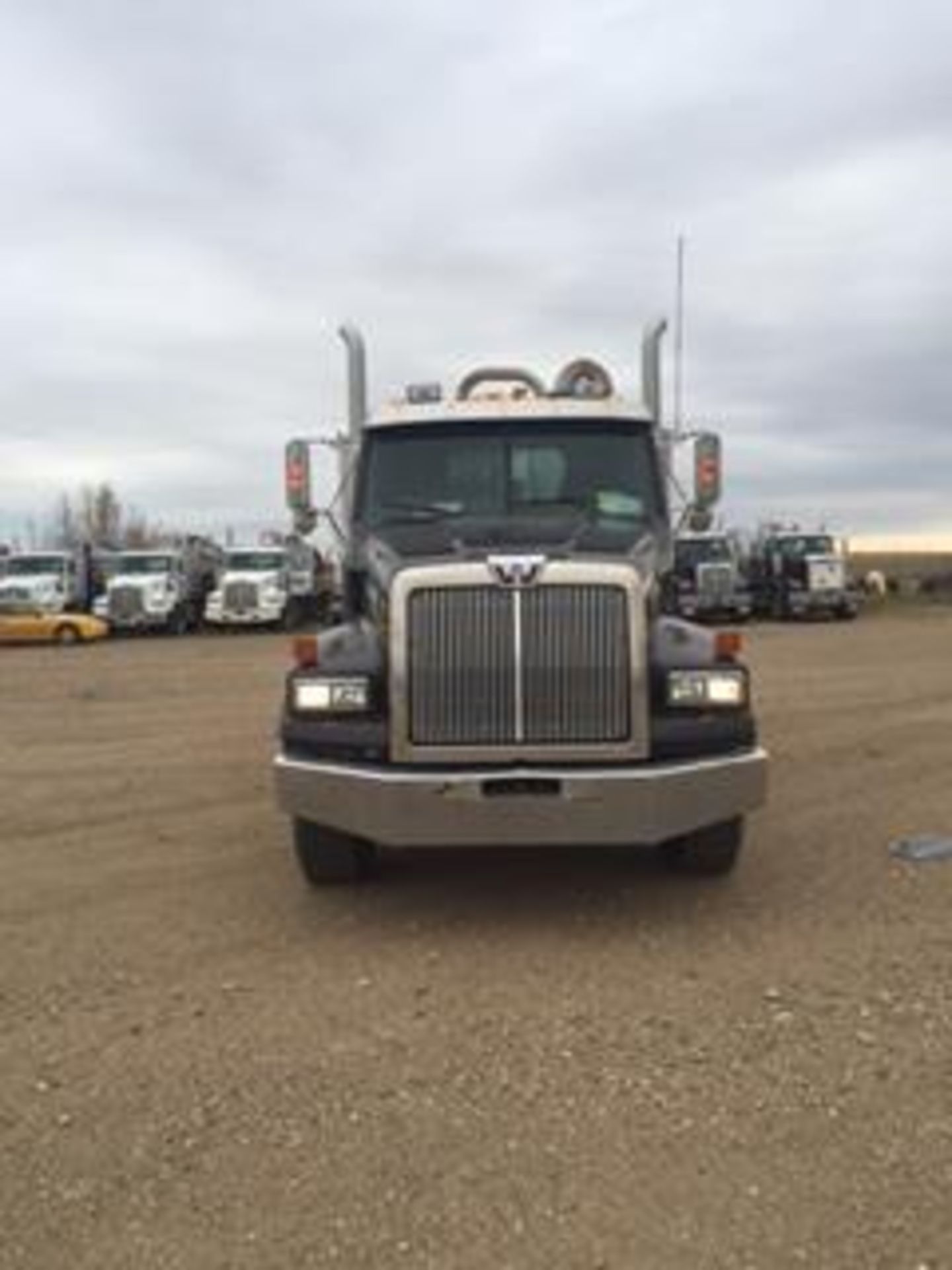 2003 Western Star 4900 - Image 2 of 21