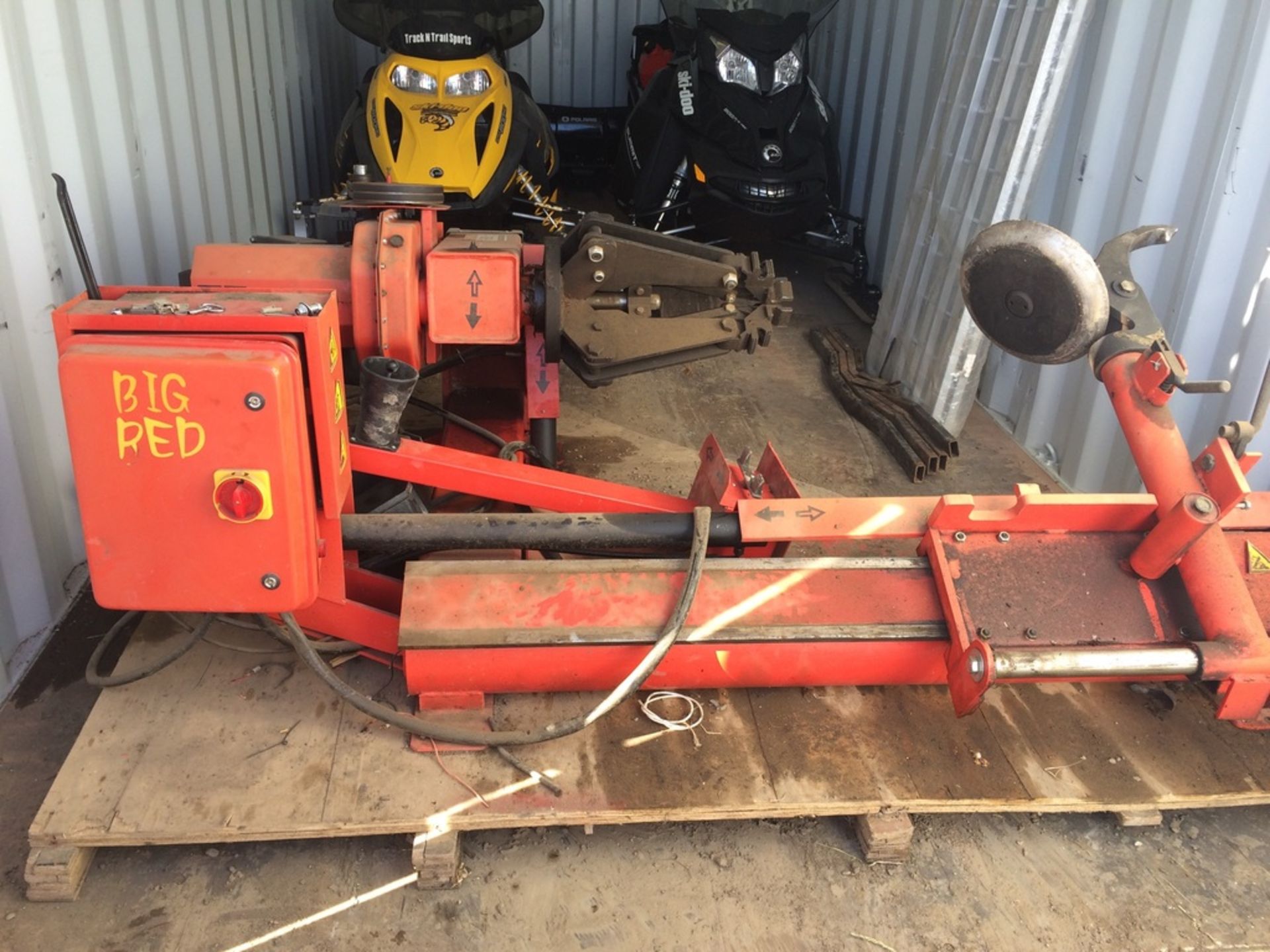 Big Red TZ -650 large truck tire changer