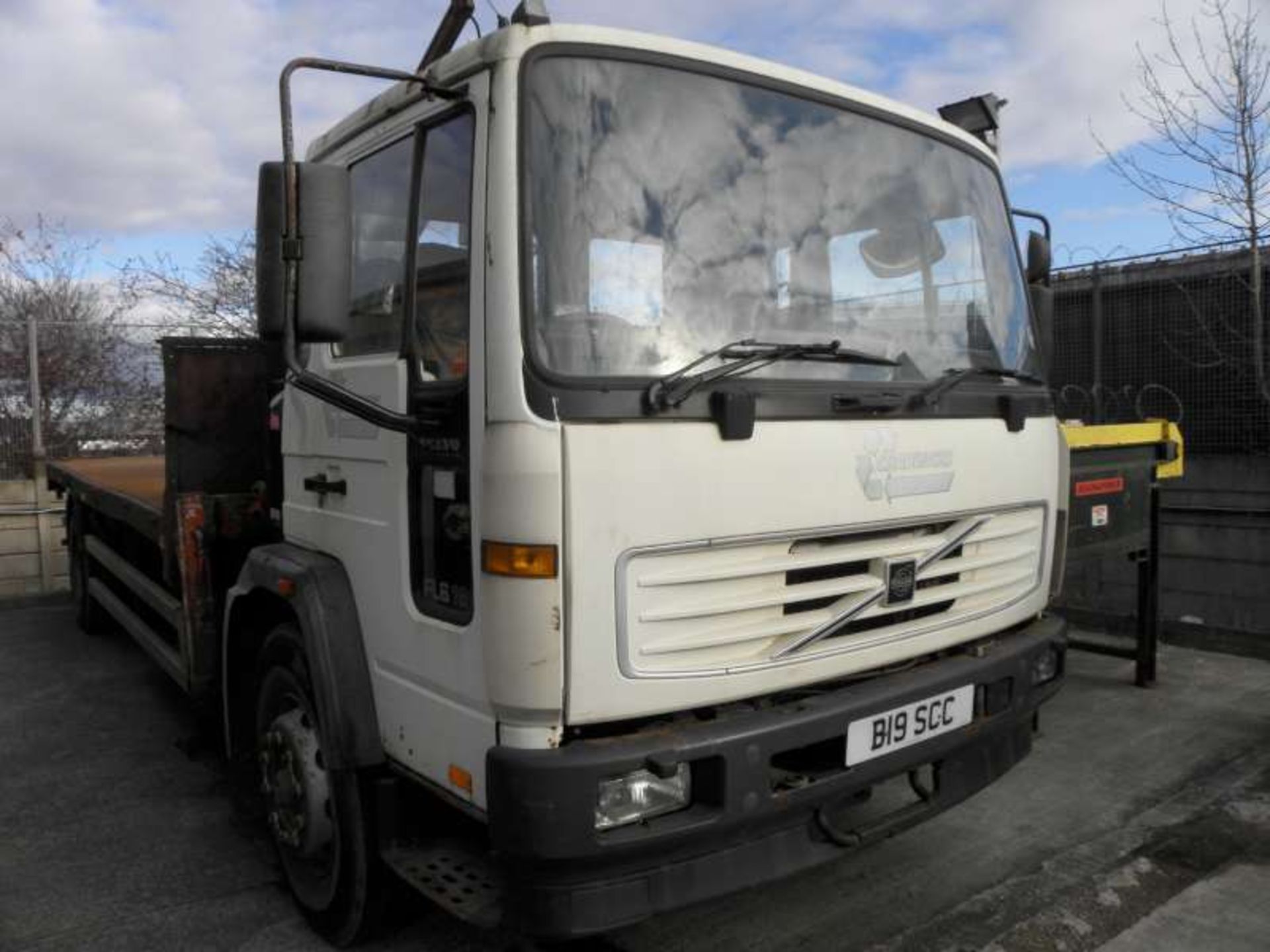 GREEN / SILVER VOLVO F1618. ( DIESEL ) Reg : W635 WMA Mileage : 14,948 KM Log Book. First Registered