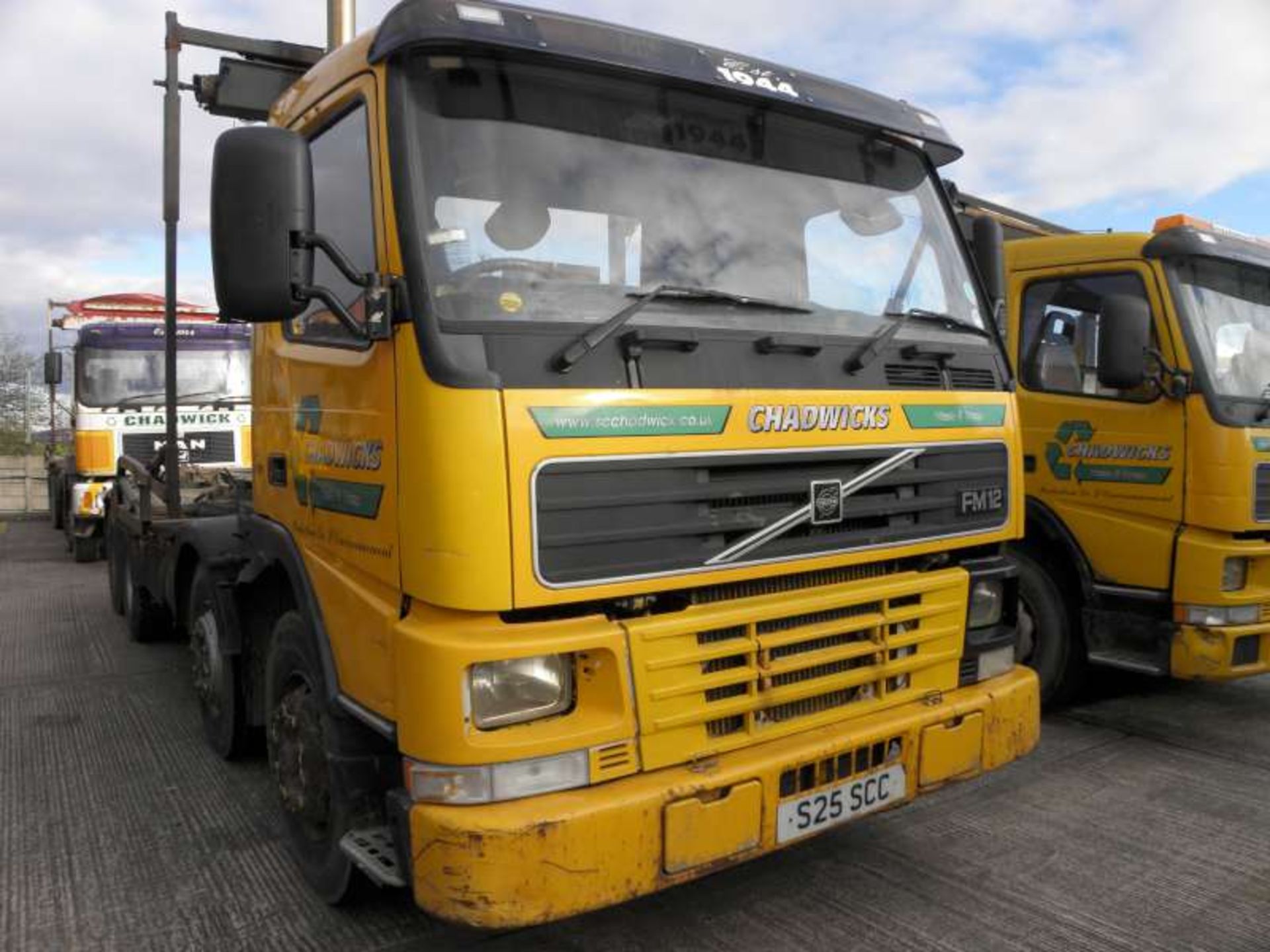 WHITE / YELLOW VOLVO FM. ( DIESEL ) Reg : S25 SCC Mileage : 37,674 KM MOT Certificate - 09/2016, Log