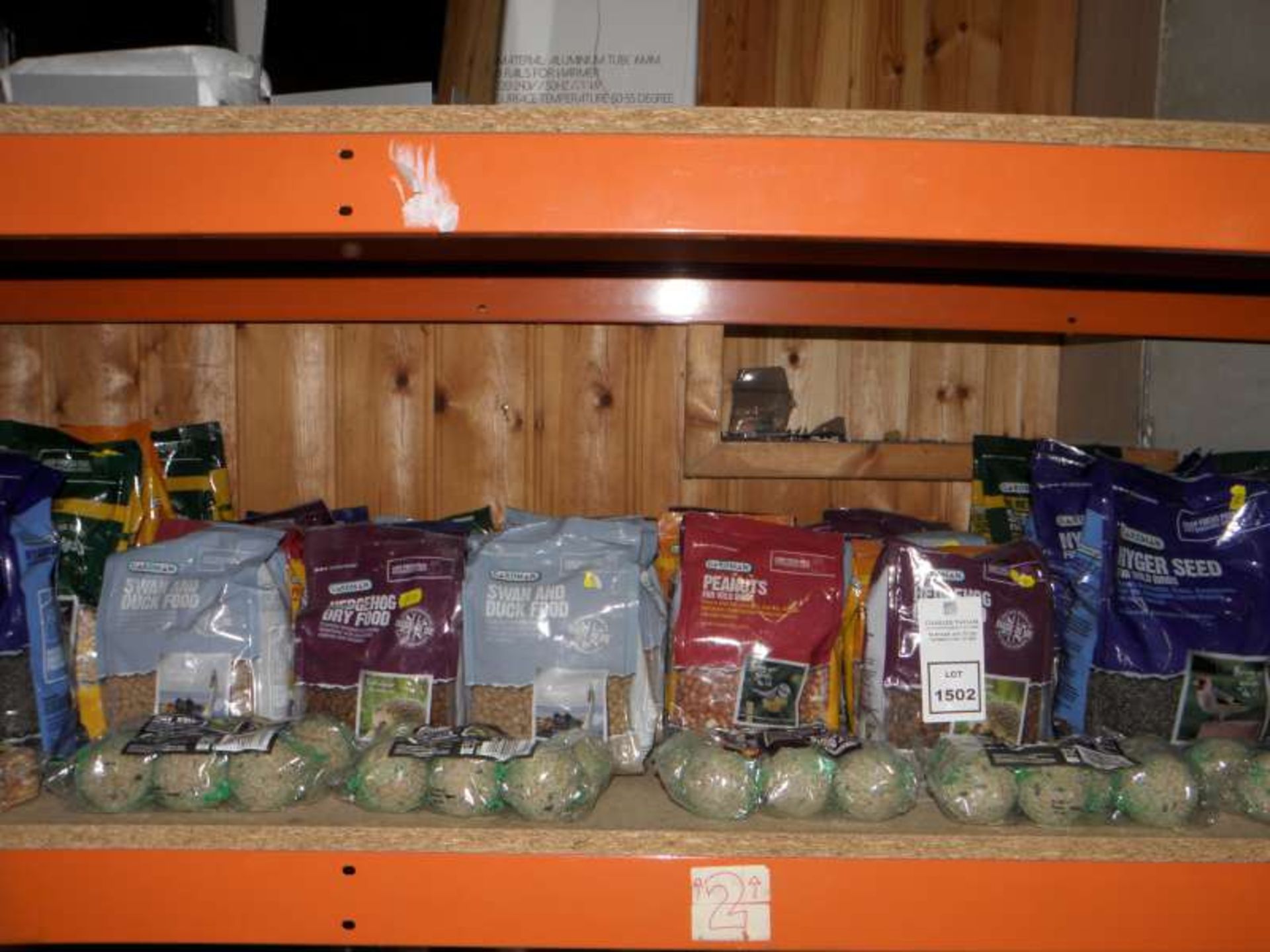 LOT CONTAINING GARDMAN SEED MIX FOR WILD BIRDS, NYGER SEED, HEDGEHOG DRY FOOD, SWAN AND DUCK FOOD,