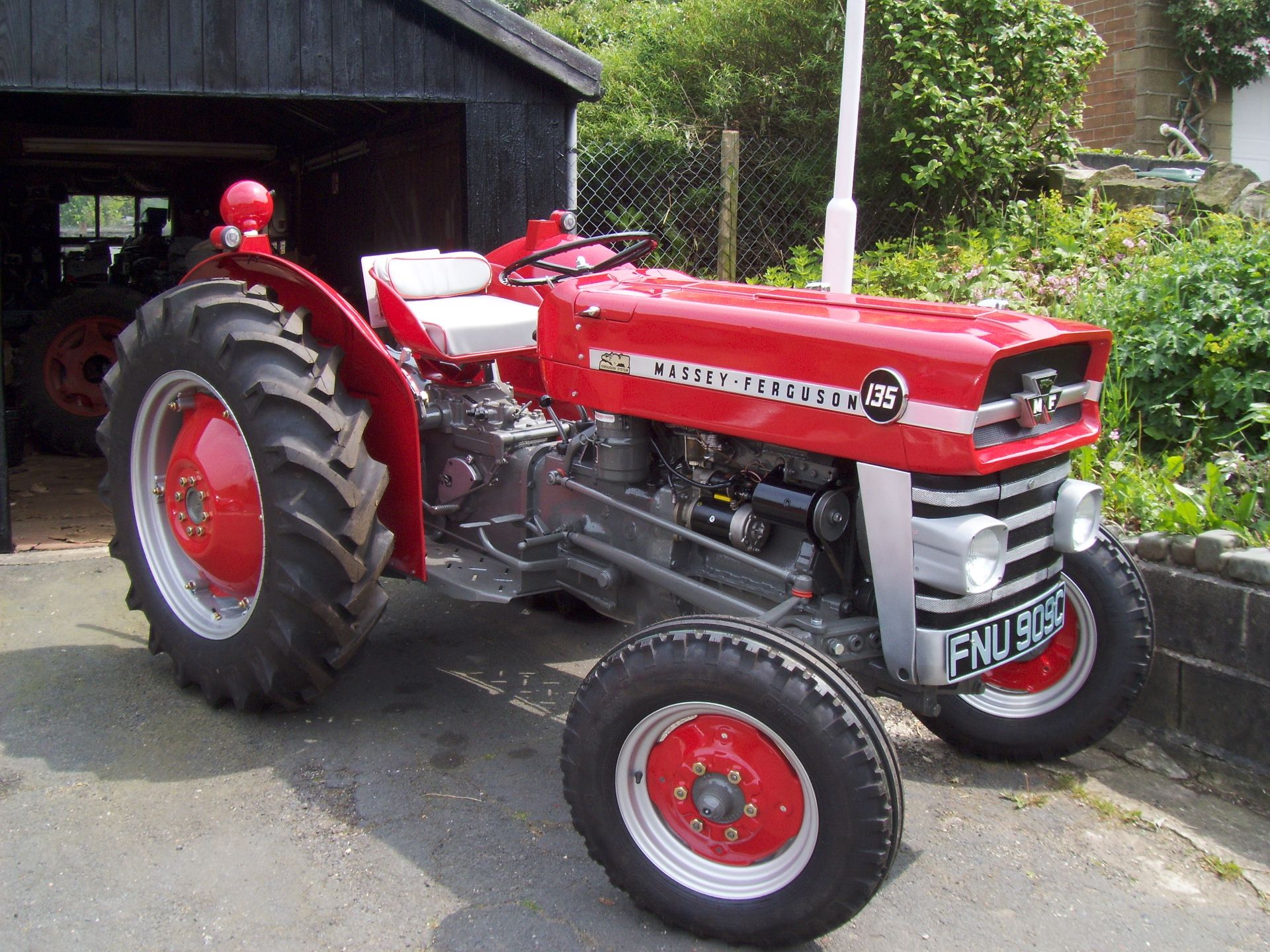 1965 MASSEY FERGUSON 135 3cylinder diesel TRACTOR Reg No: FNU 909C Serial No: 10334 Fitted with full