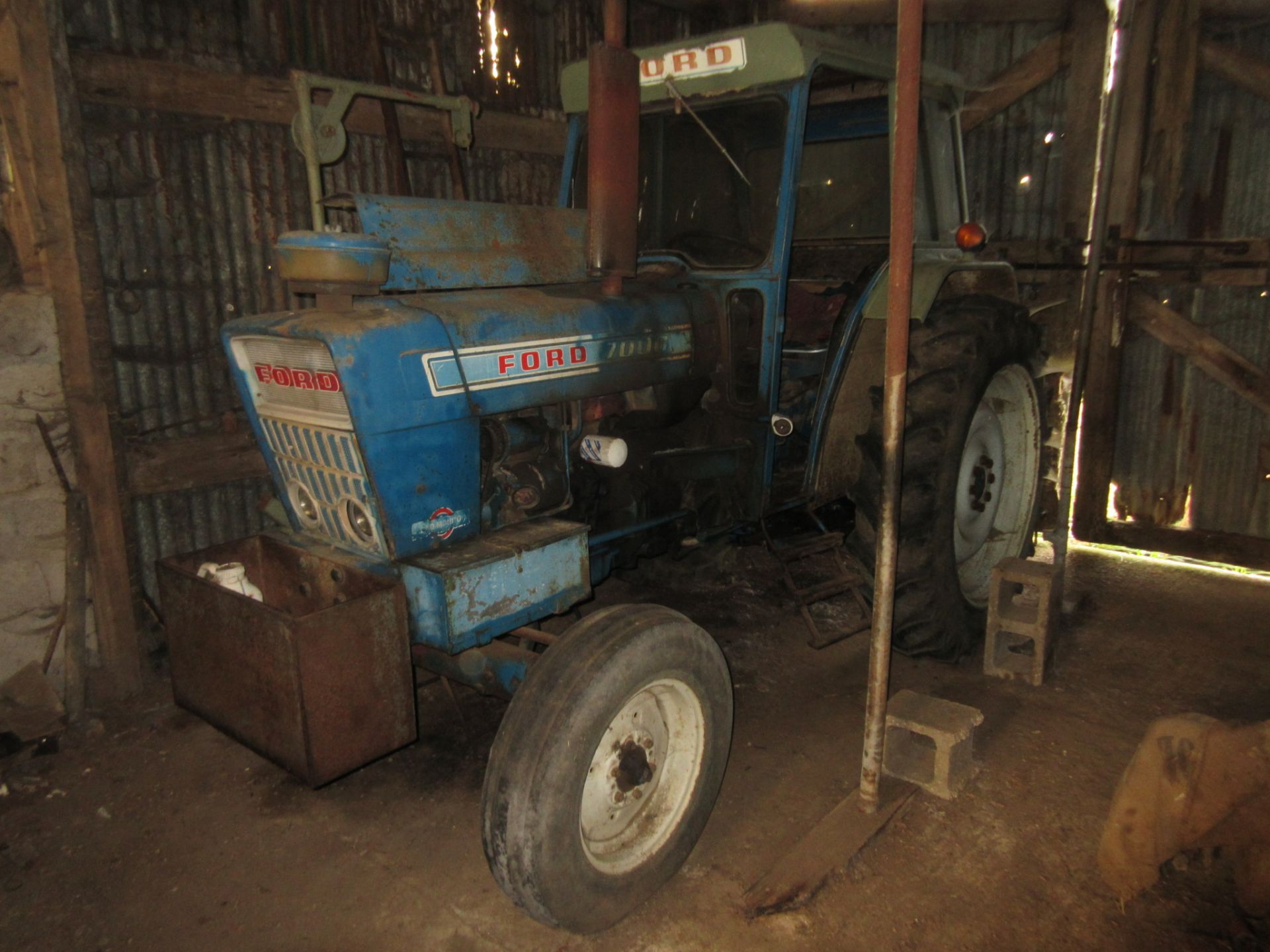 c.1973 FORD 7000 4cylinder diesel TRACTOR Reg No: JFL359L Serial No: 921453 Consigned from a local