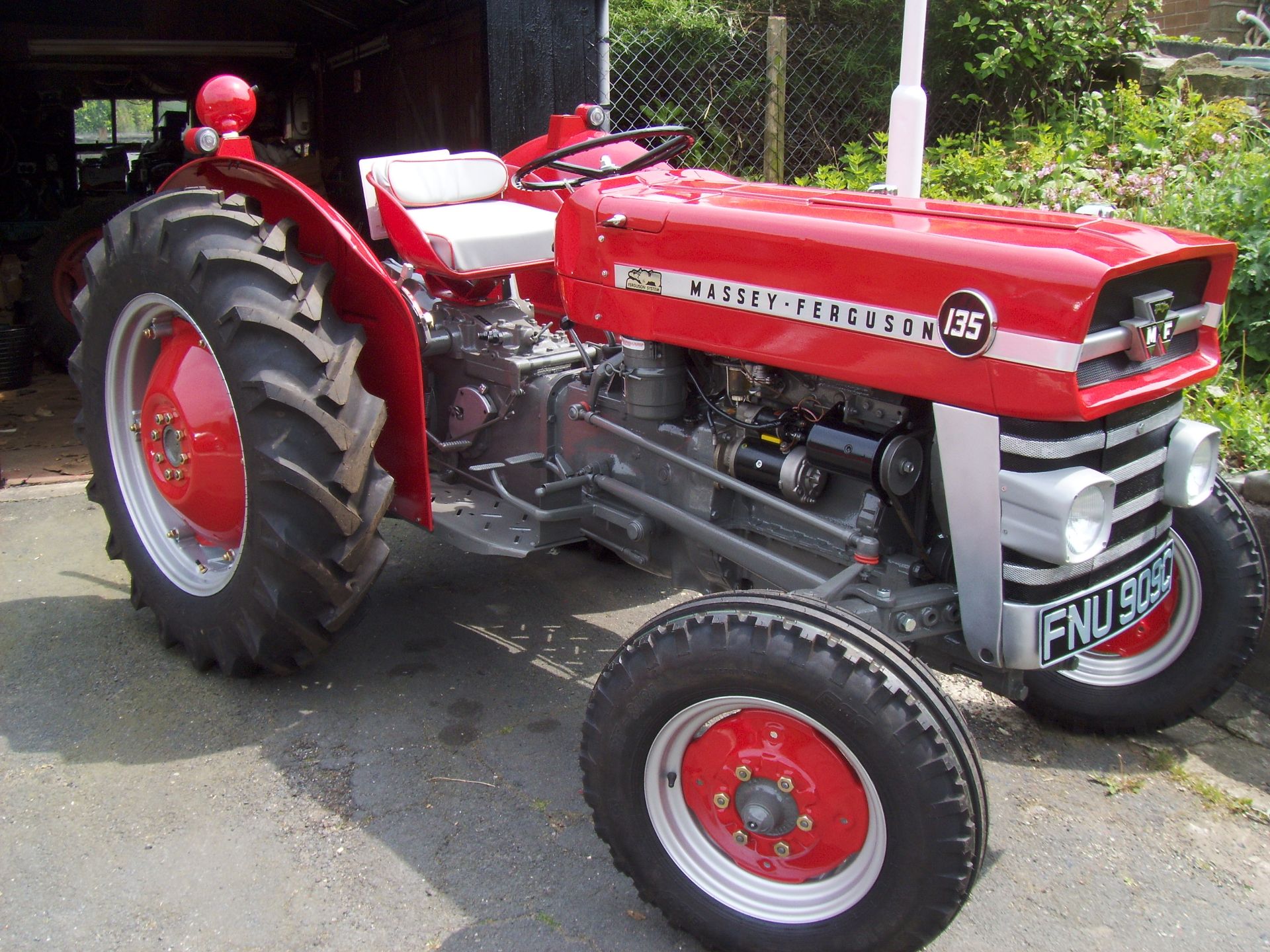 1965 MASSEY FERGUSON 135 3cylinder diesel TRACTOR Reg No: FNU 909C Serial No: 10334 Fitted with full - Image 3 of 3