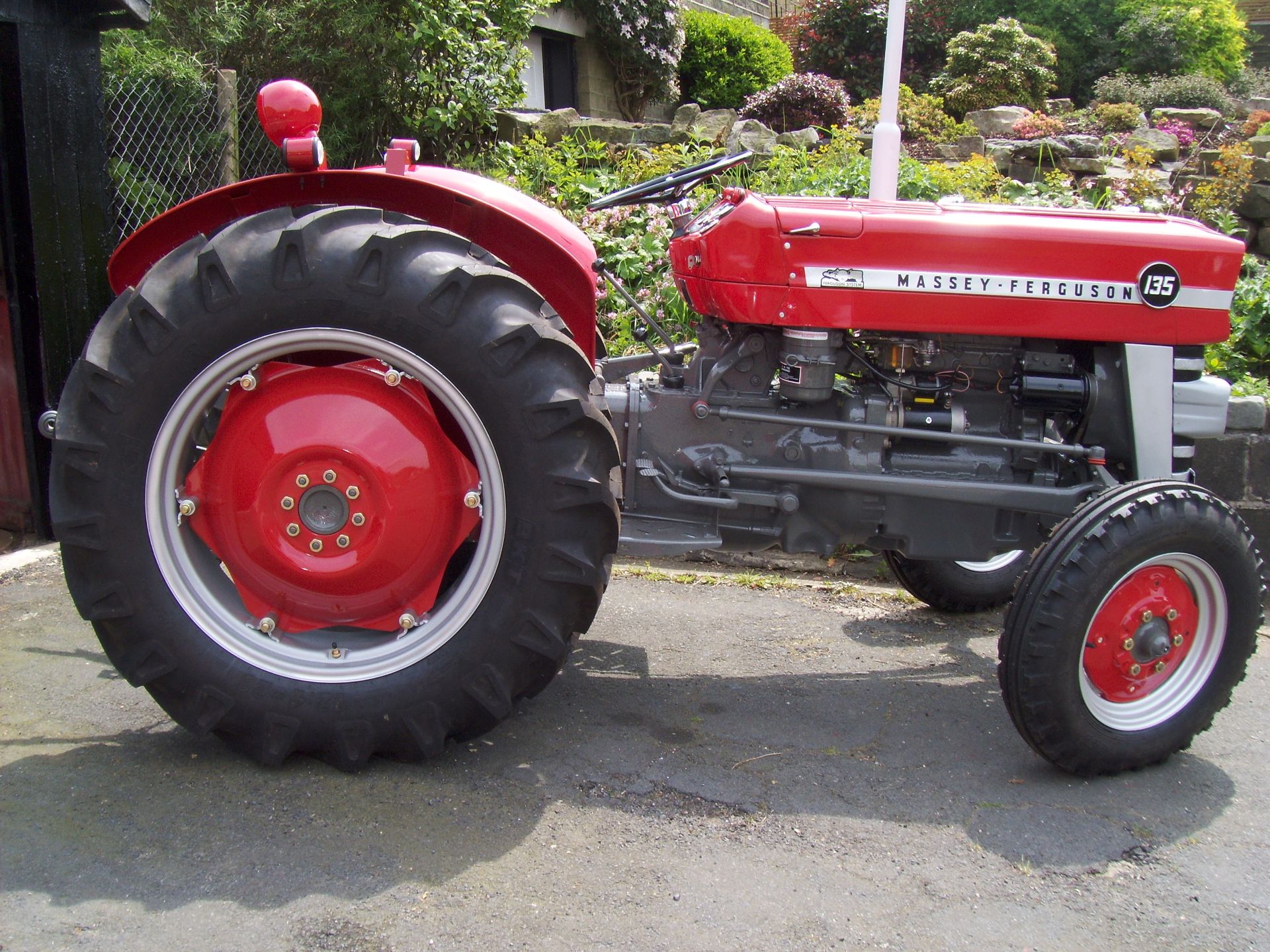 1965 MASSEY FERGUSON 135 3cylinder diesel TRACTOR Reg No: FNU 909C Serial No: 10334 Fitted with full - Image 2 of 3