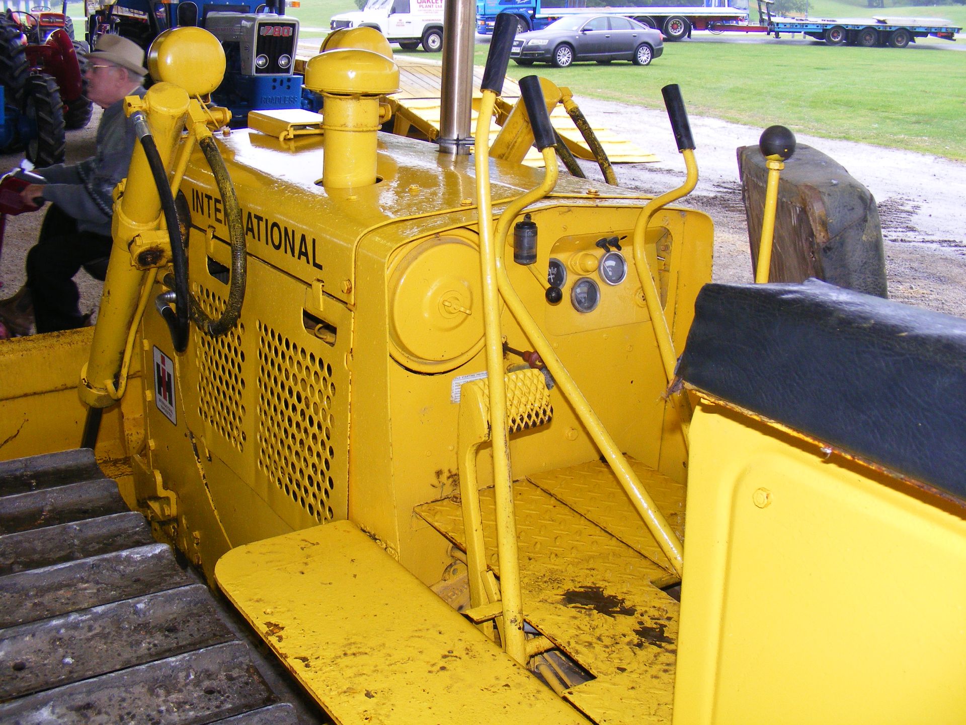 International TD8 SII Crawler Tractor, fitted with front dozer blade, low recorded hours. - Image 10 of 10
