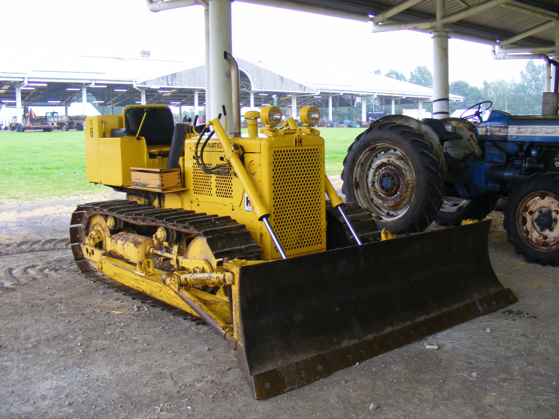 International TD8 SII Crawler Tractor, fitted with front dozer blade, low recorded hours. - Image 2 of 10