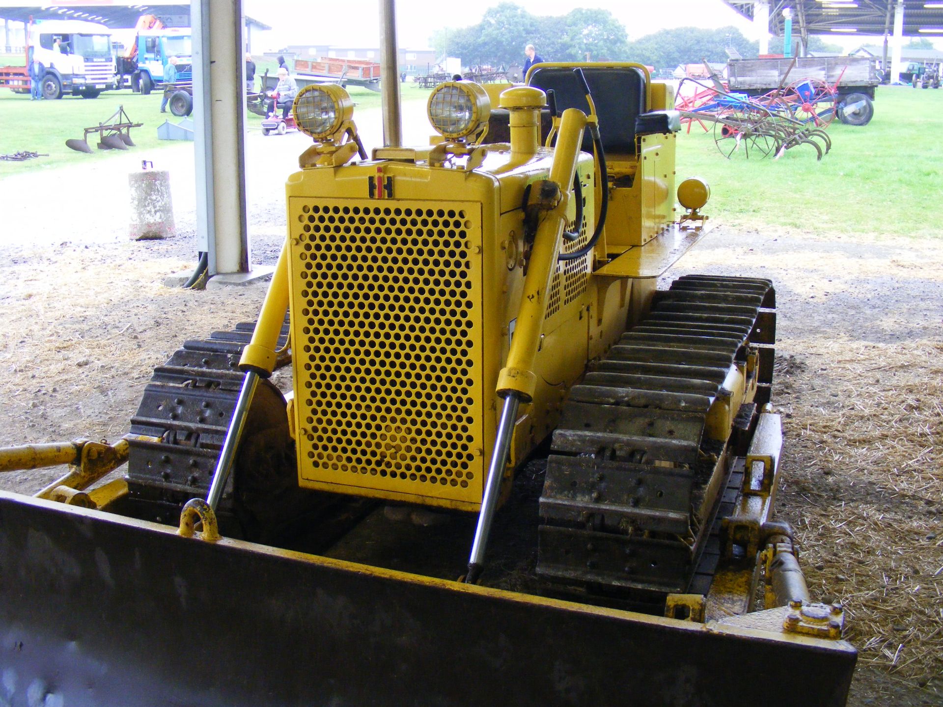 International TD8 SII Crawler Tractor, fitted with front dozer blade, low recorded hours. - Image 3 of 10