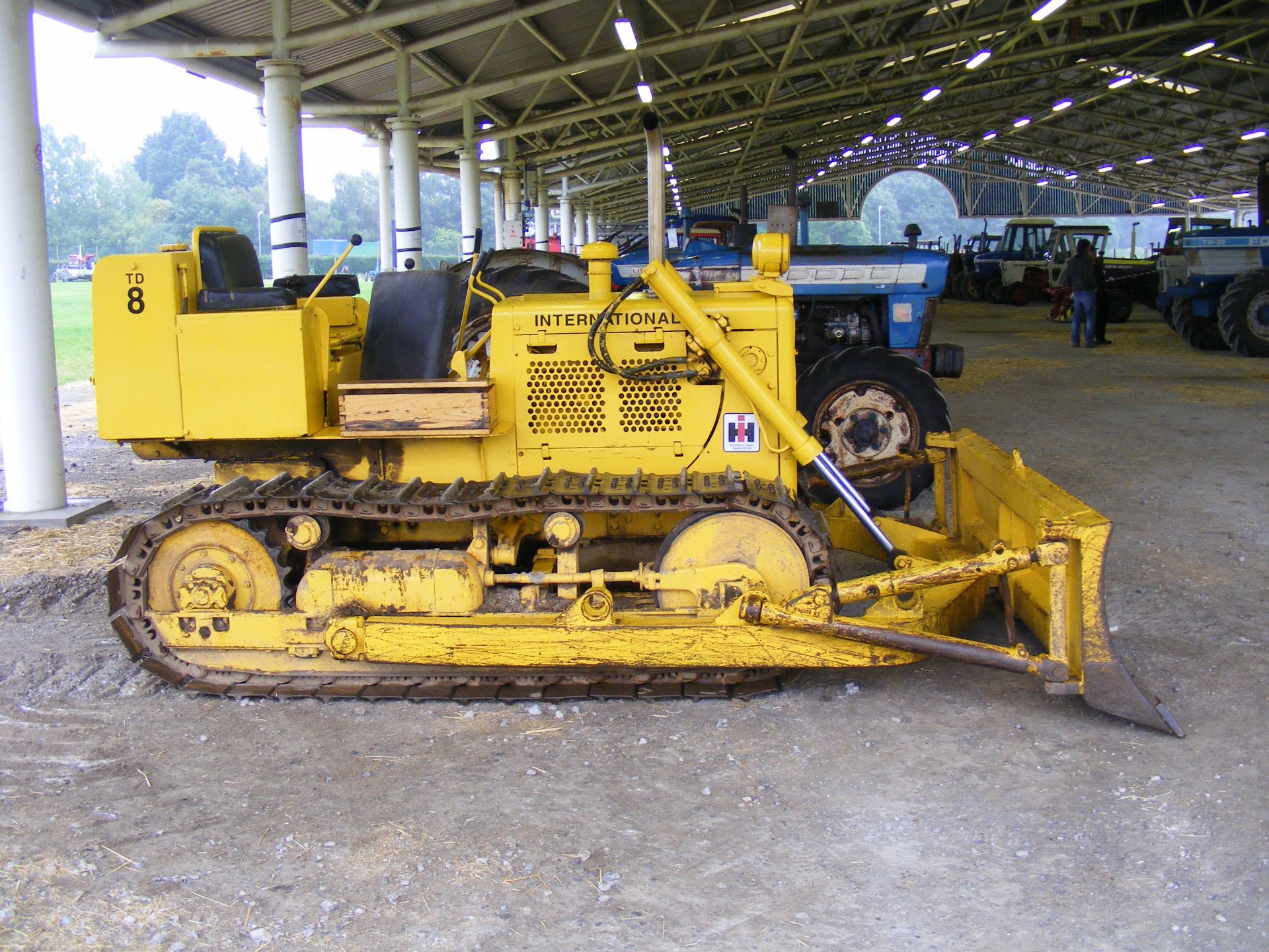 International TD8 SII Crawler Tractor, fitted with front dozer blade, low recorded hours. - Image 4 of 10