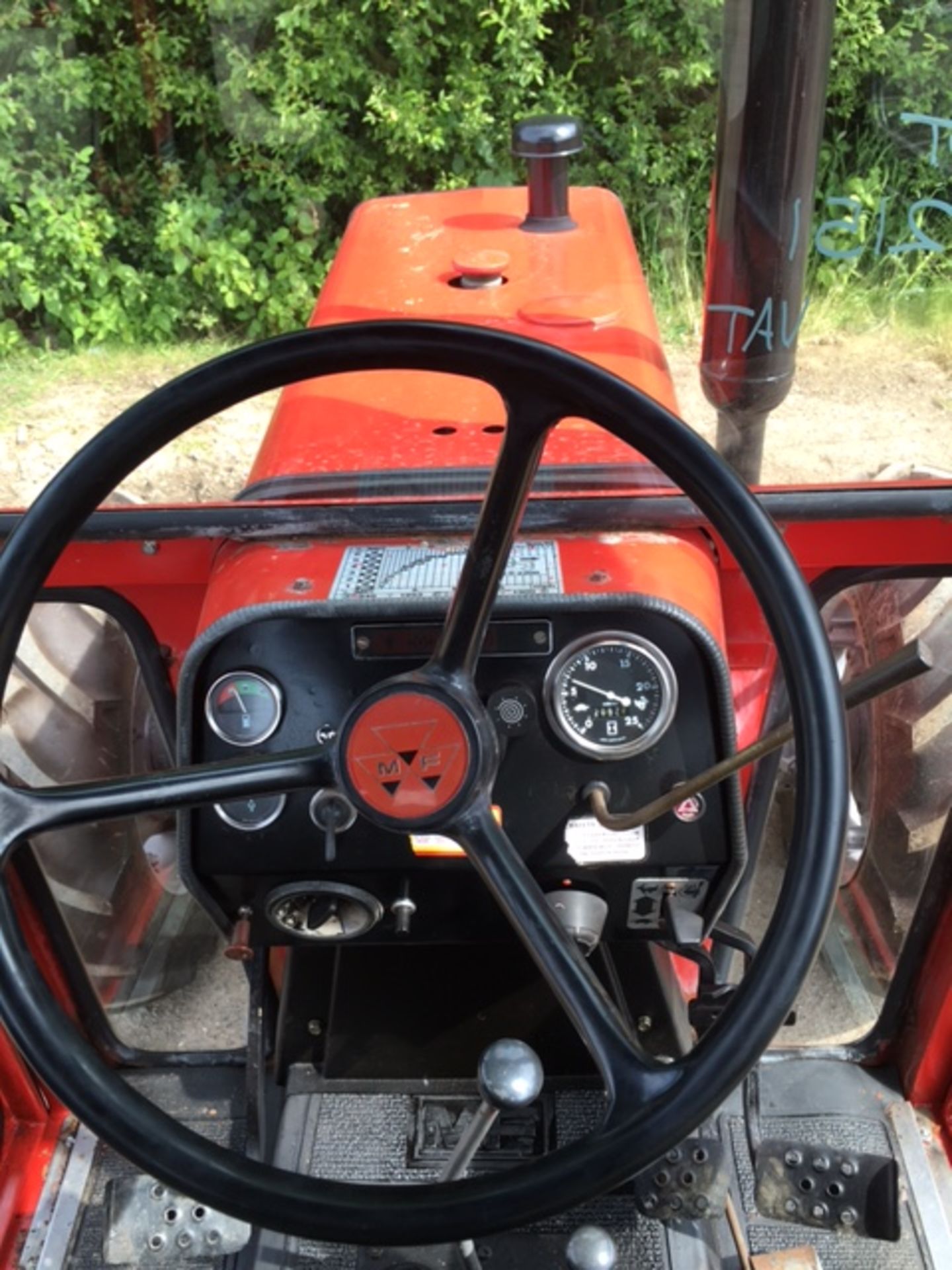 1981 MASSEY FERGUSON 590 4wd diesel TRACTOR This tractor has had the same owner for the first 30 - Image 4 of 6