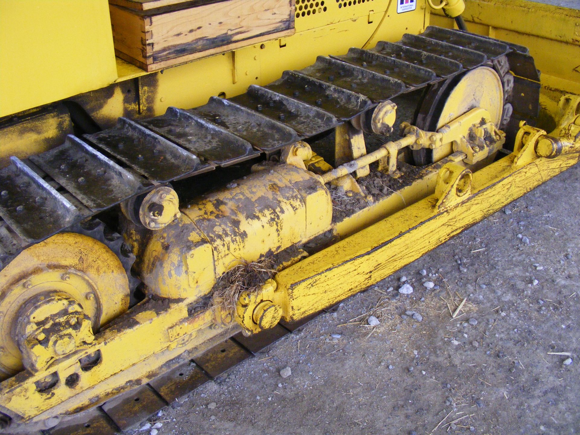 International TD8 SII Crawler Tractor, fitted with front dozer blade, low recorded hours. - Image 5 of 10
