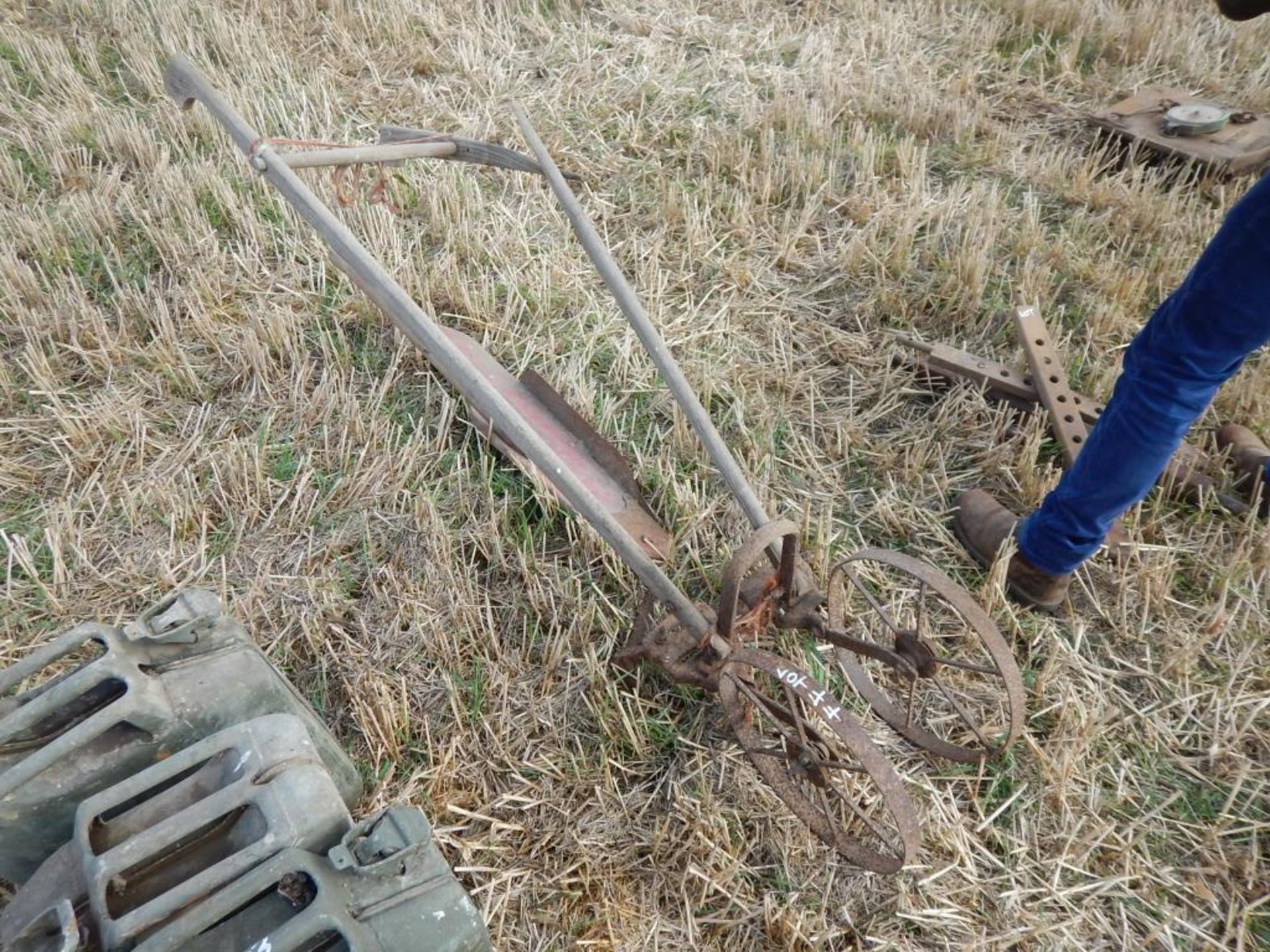 Pedestrian cultivator