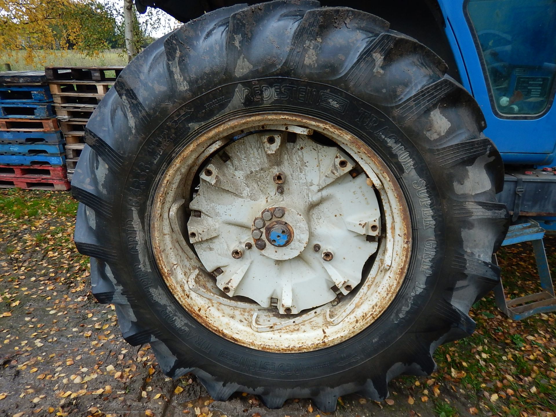 1985 FORD TW-25 4wd TRACTOR Fitted with front underslung weight, rear inside wheel weights, Q cab - Image 7 of 12
