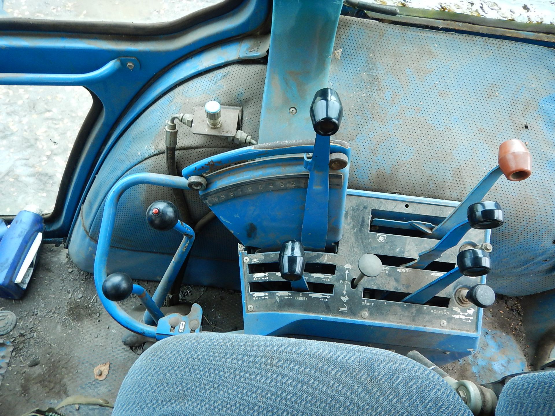 1985 FORD TW-25 4wd TRACTOR Fitted with front underslung weight, rear inside wheel weights, Q cab - Image 4 of 12