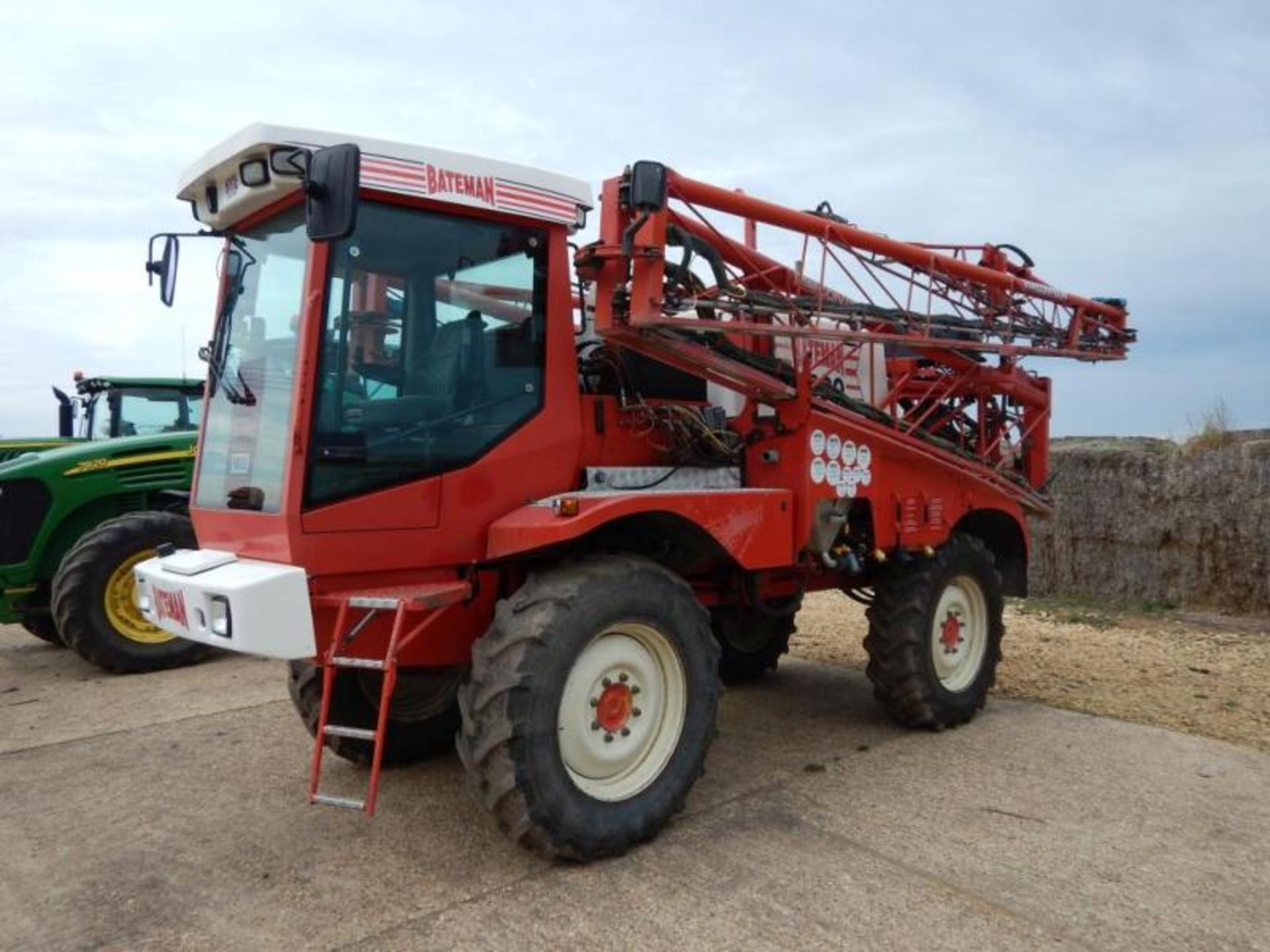 2005 BATEMAN RB25 Contour 4wd 4ws SELF-PROPELLED SPRAYER Fitted with John Deere 175hp 6cylinder - Image 2 of 8