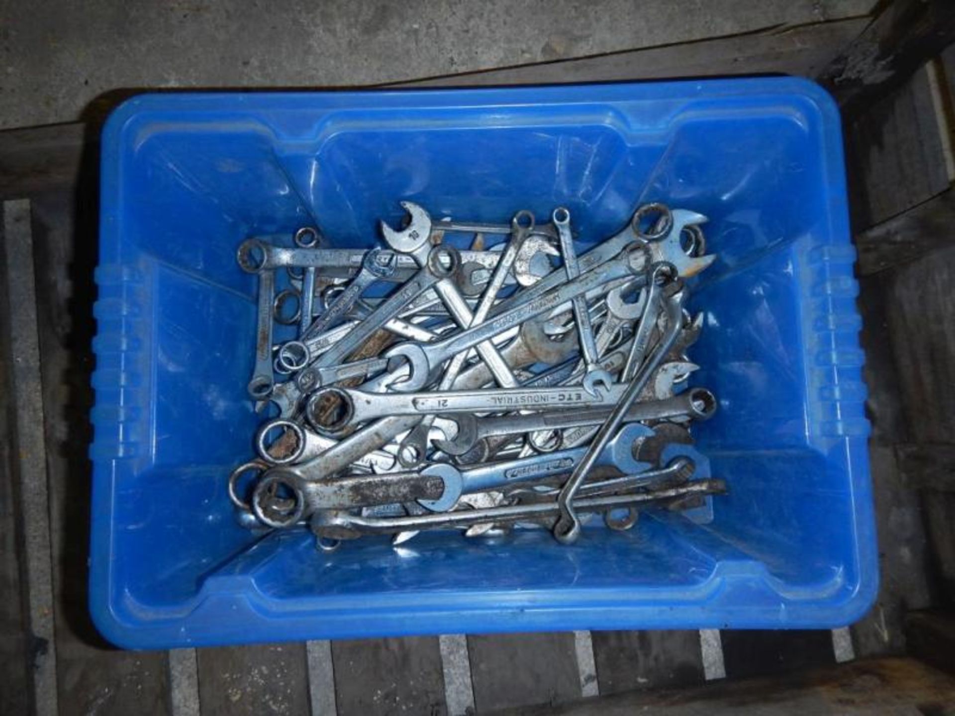 Qty open ended & ring spanners, various sizes