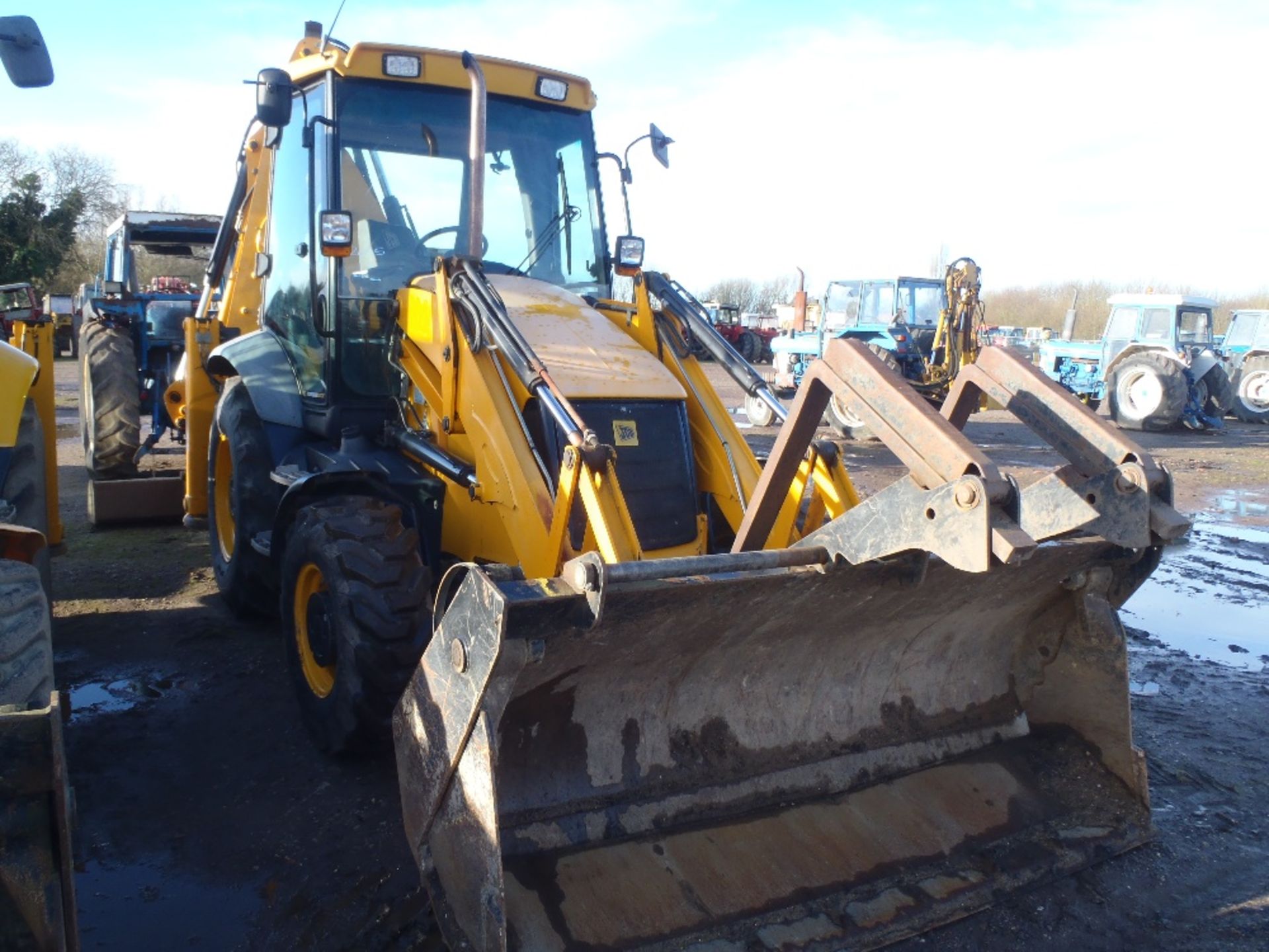 2010 JCB 3CX Digger with 3 Buckets.  Reg. No. MX10 CNY  Ser No JCB3CX4TH01620440 - Image 2 of 6