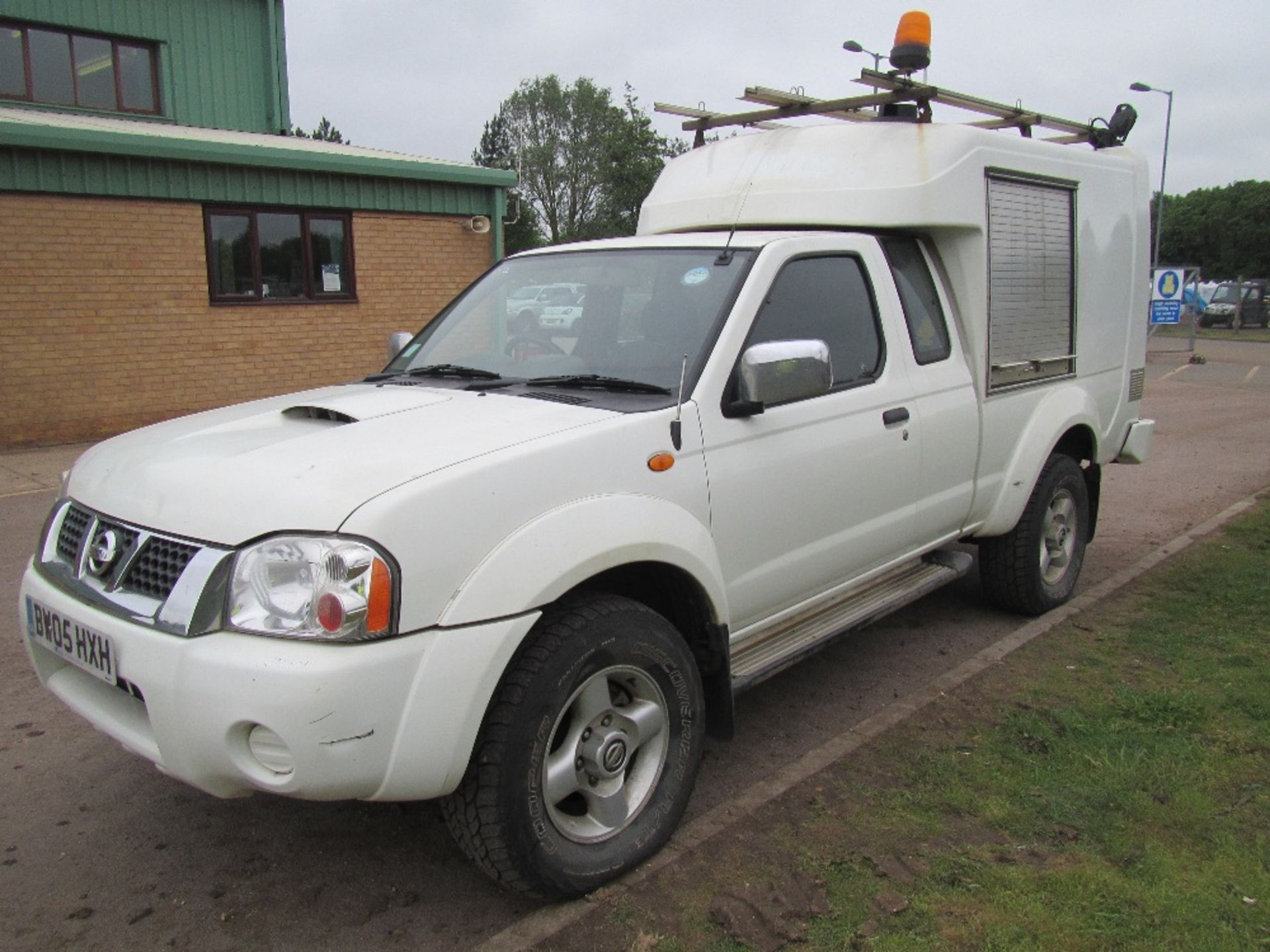 Nissan D22 2.5 DI 4x4 Navara Pick Up. White. V5 will be supplied Mileage: 96,324. No MOT Reg. No.