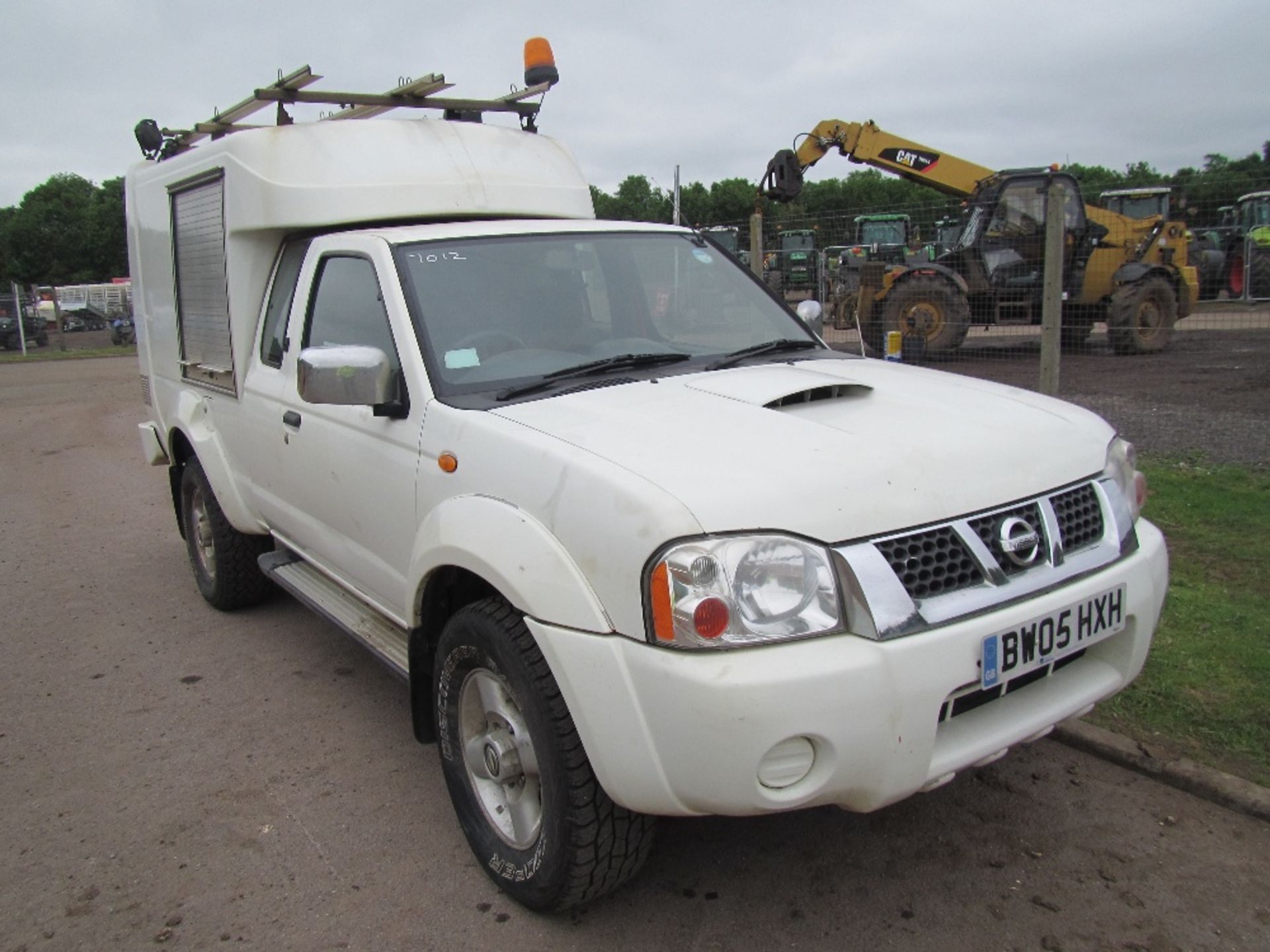 Nissan D22 2.5 DI 4x4 Navara Pick Up. White. V5 will be supplied Mileage: 96,324. No MOT Reg. No. - Image 2 of 4