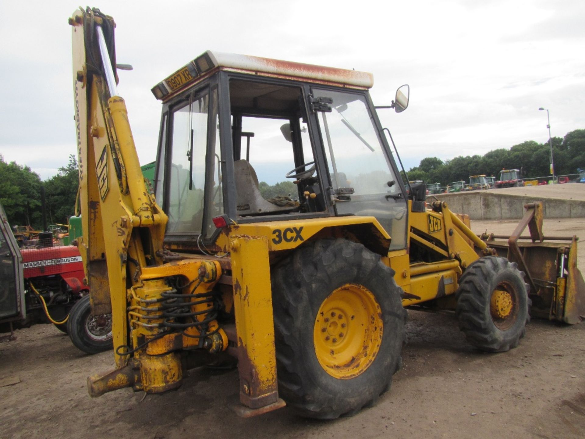 JCB 3CX with Bucket Reg. No. D907 XRS - Image 4 of 8