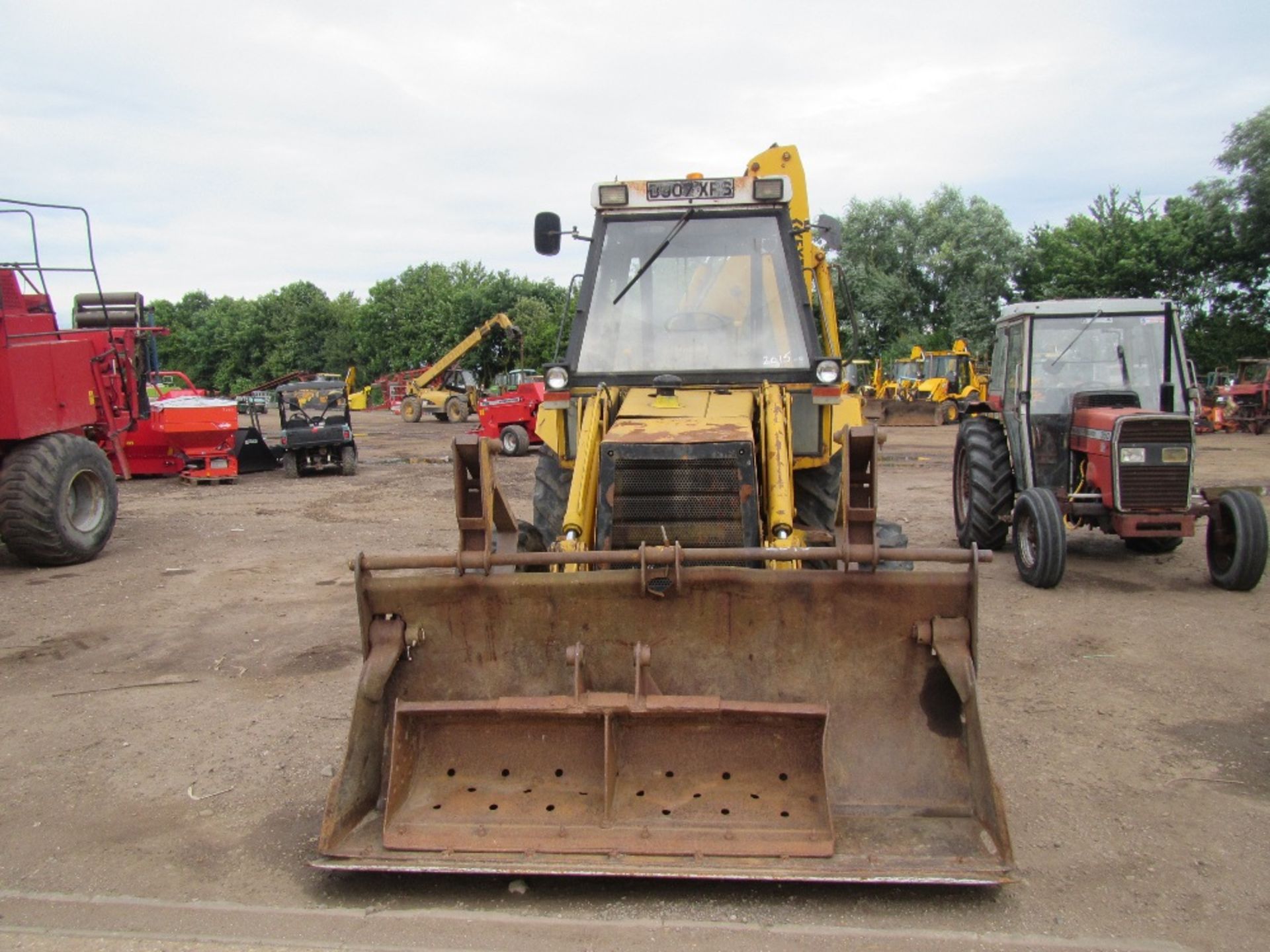 JCB 3CX with Bucket Reg. No. D907 XRS - Image 2 of 8