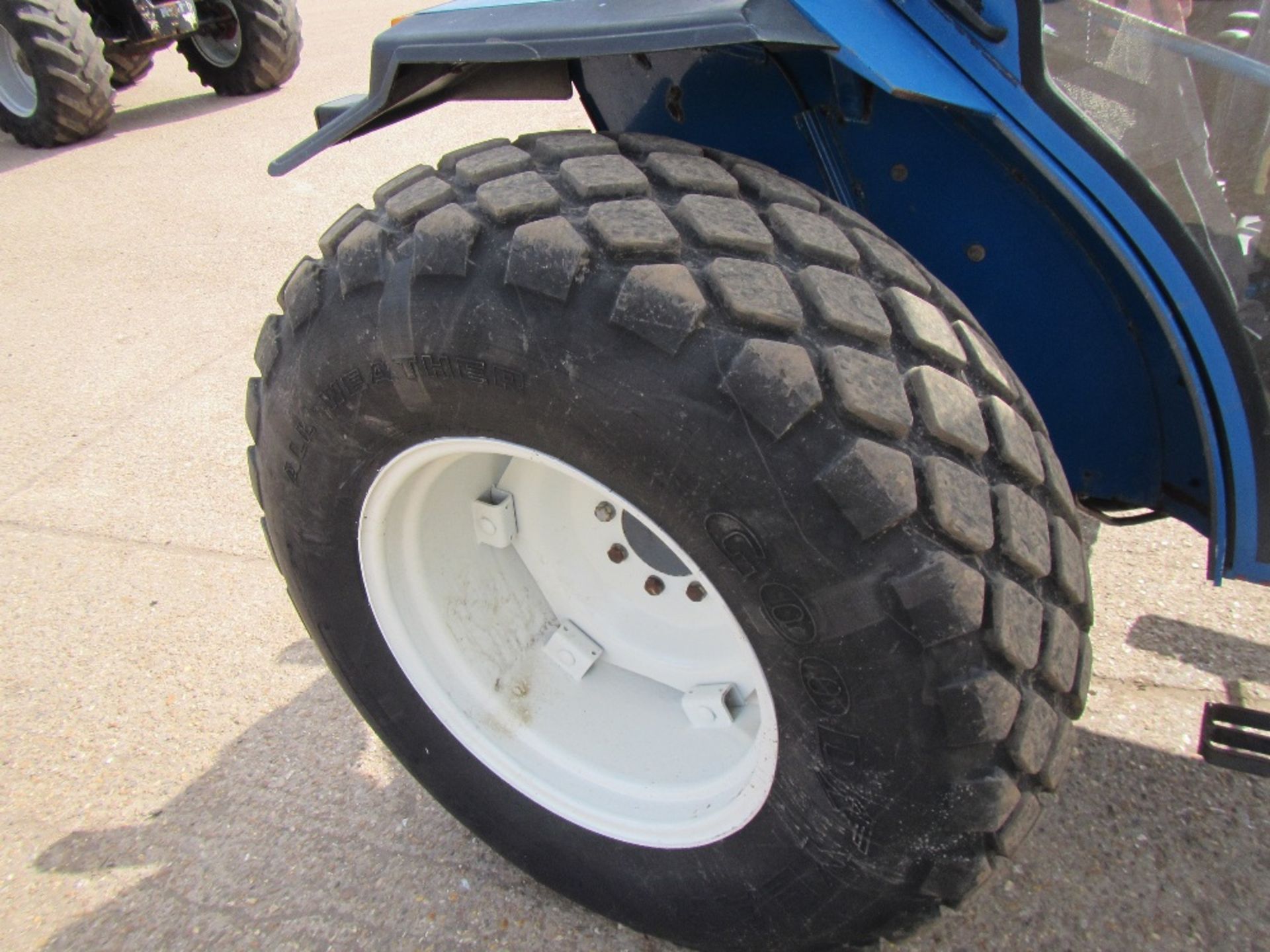 New Holland 4135 4wd Tractor with Grass Tyres Reg. No. P551 PHJ - Image 5 of 12